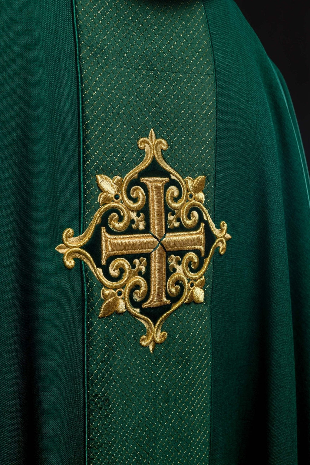 Chasuble avec ceinture en velours vert et broderie en croix LE/7030/01 - CHASUBLES.FR