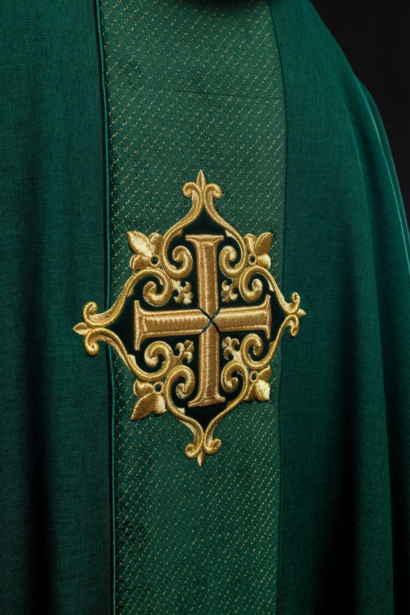 Chasuble avec ceinture en velours vert et broderie en croix LE/7030/01 - CHASUBLES.FR
