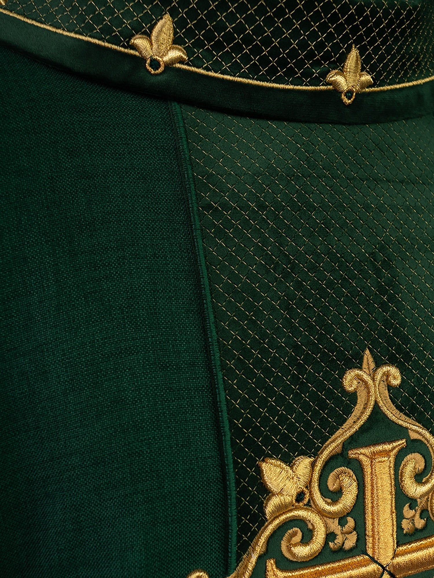 Chasuble avec ceinture en velours vert et broderie en croix LE/7030/01 - CHASUBLES.FR