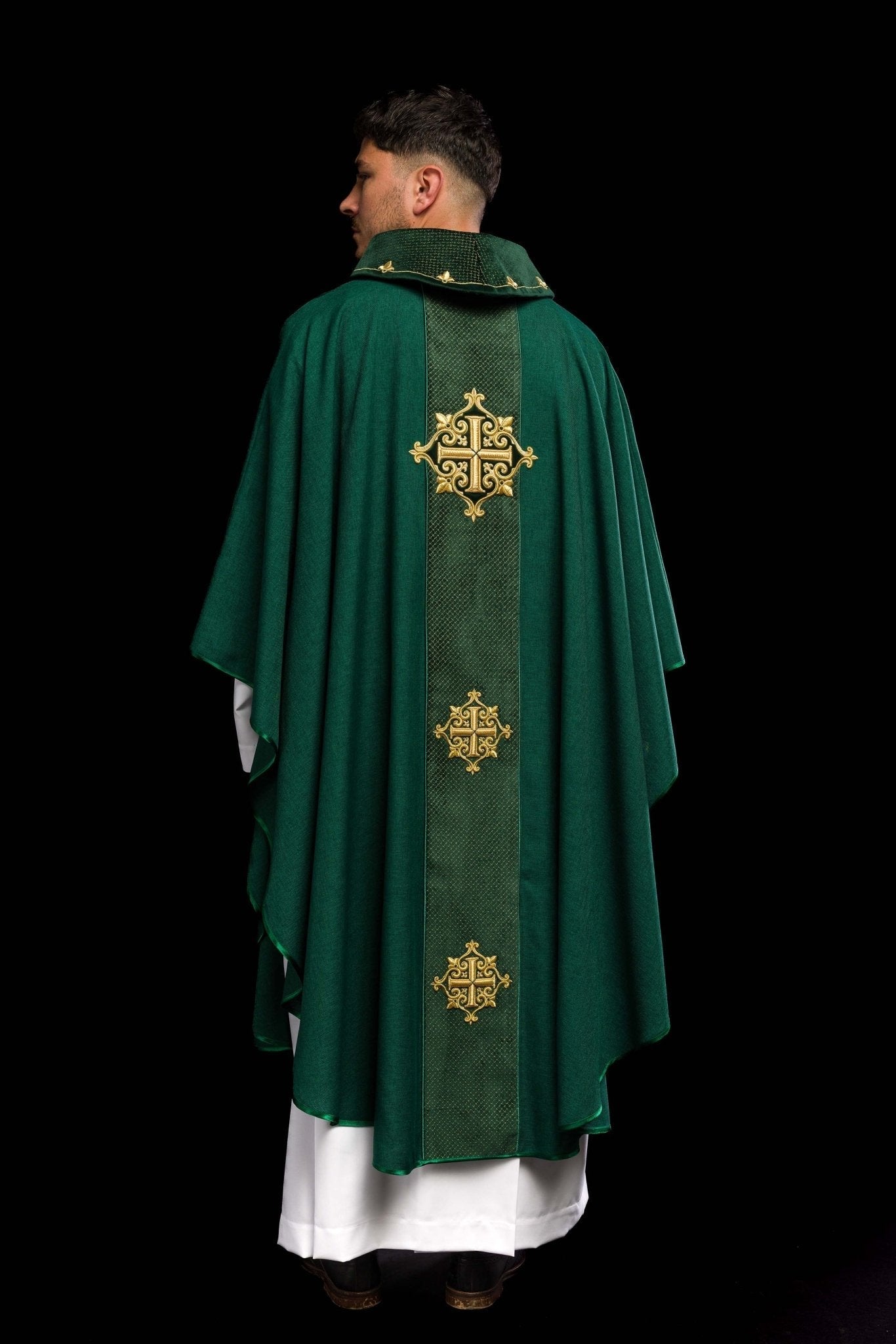 Chasuble avec ceinture en velours vert et broderie en croix LE/7030/01 - CHASUBLES.FR