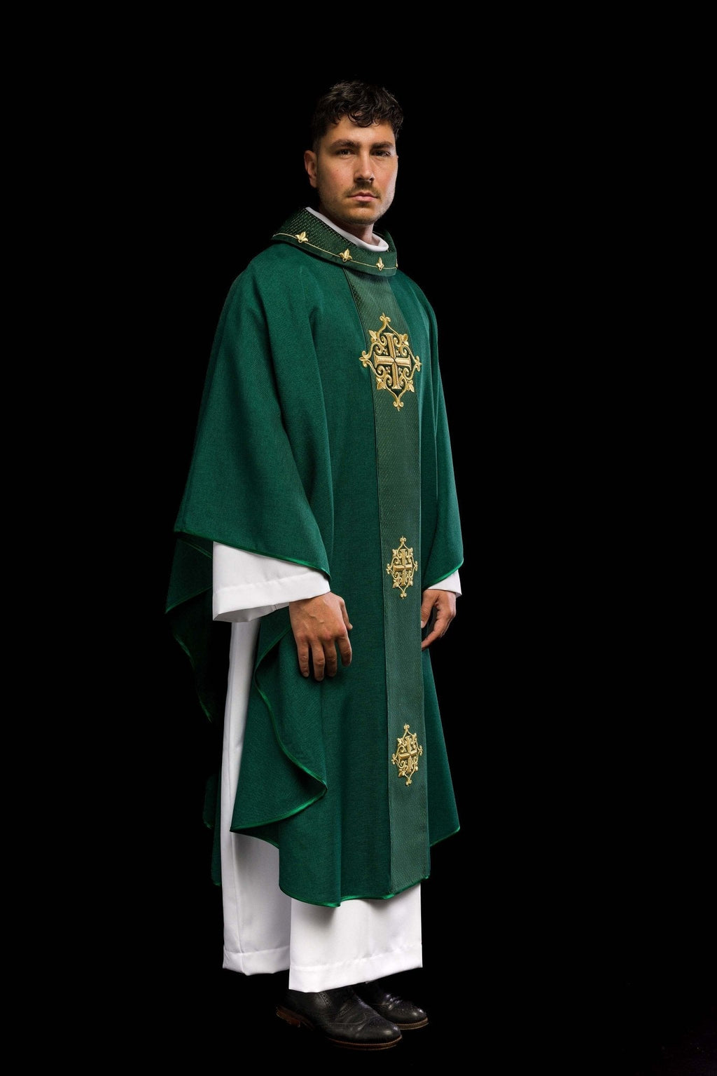 Chasuble avec ceinture en velours vert et broderie en croix LE/7030/01 - CHASUBLES.FR