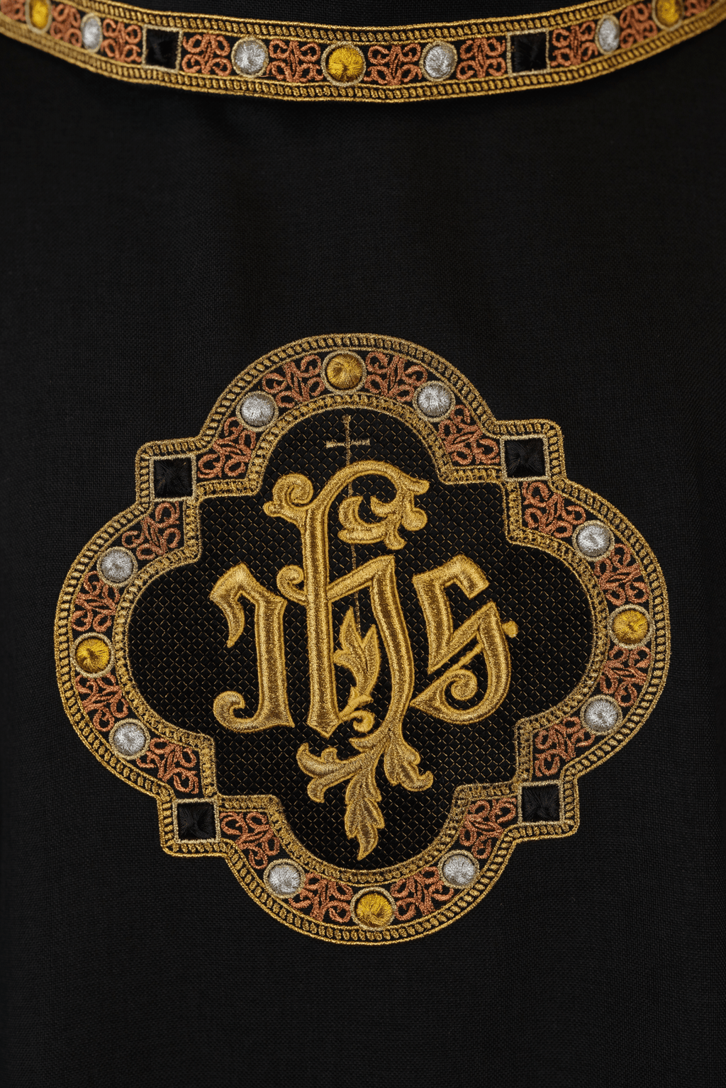 Chasuble avec ceinture et bordure richement brodées autour de la broderie IHS et du col en noir S - 7073 - 07 - 70 - CHASUBLES.FR
