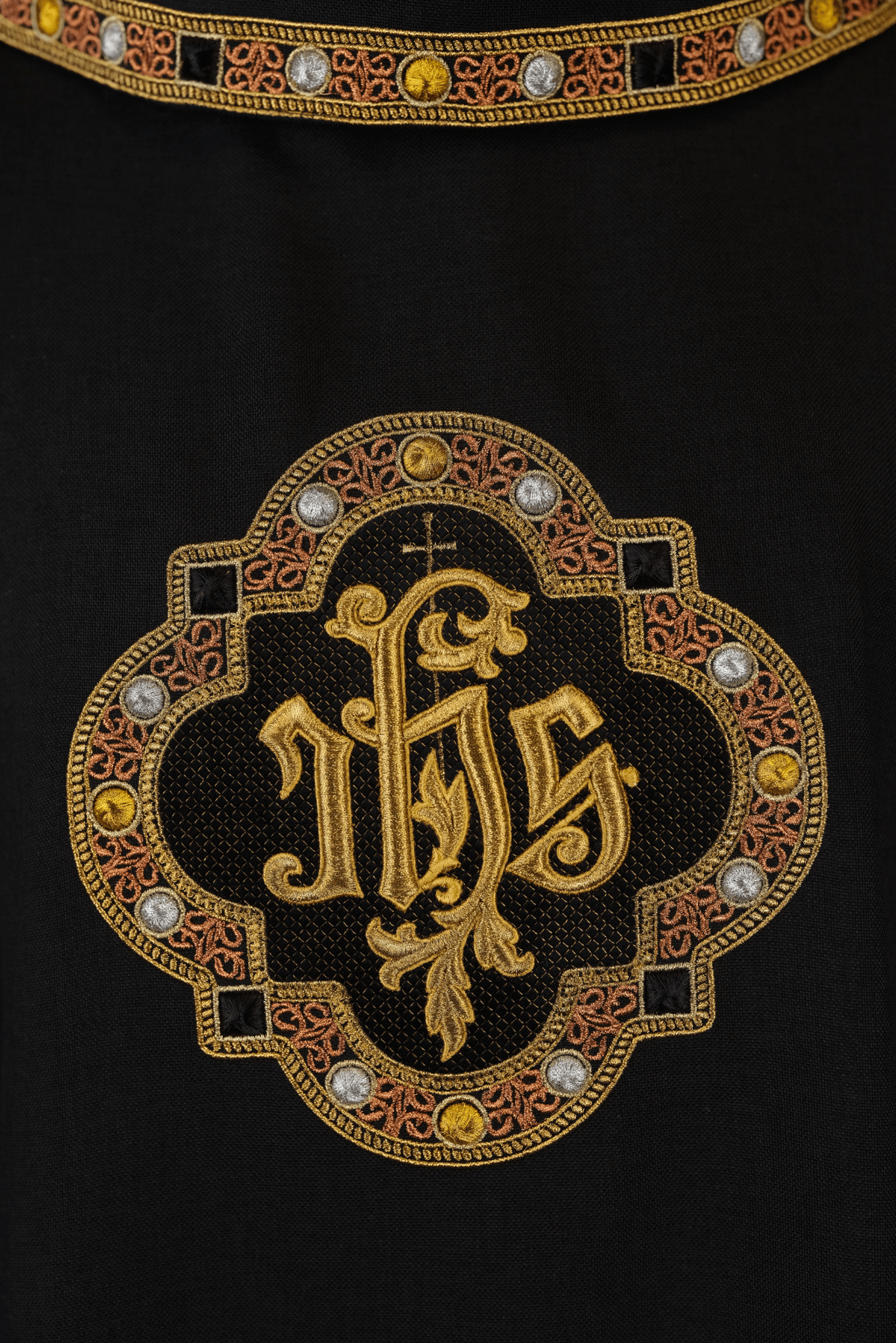 Chasuble avec ceinture et bordure richement brodées autour de la broderie IHS et du col en noir S - 7073 - 07 - 70 - CHASUBLES.FR