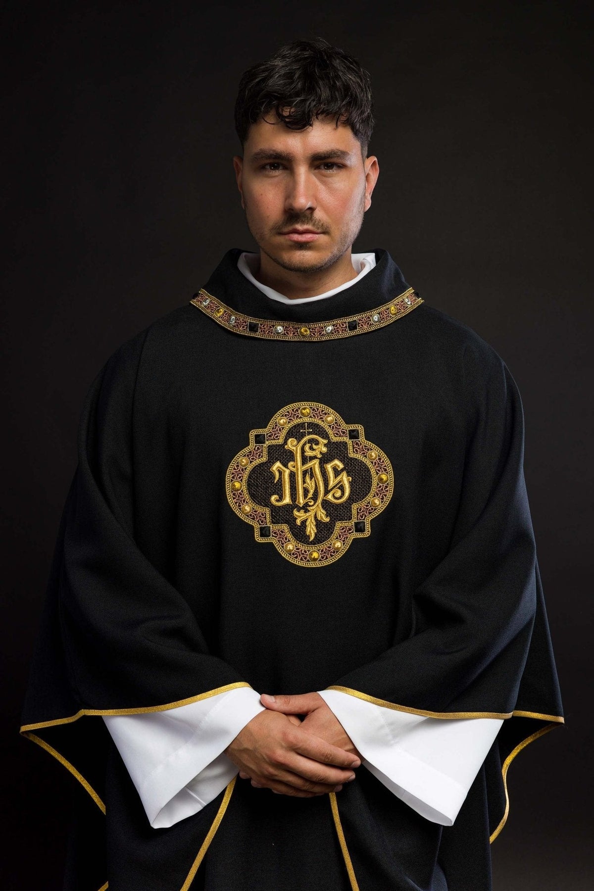 Chasuble avec ceinture et bordure richement brodées autour de la broderie IHS et du col en noir S - 7073 - 07 - 70 - CHASUBLES.FR