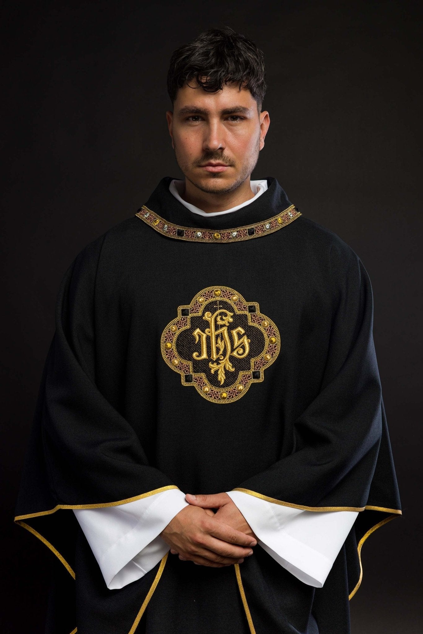 Chasuble avec ceinture et bordure richement brodées autour de la broderie IHS et du col en noir S - 7073 - 07 - 70 - CHASUBLES.FR