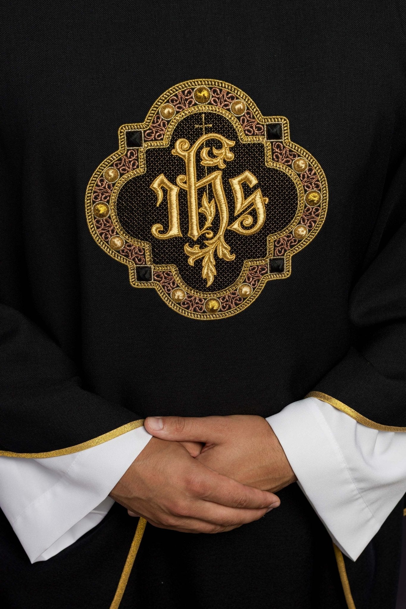 Chasuble avec ceinture et bordure richement brodées autour de la broderie IHS et du col en noir S - 7073 - 07 - 70 - CHASUBLES.FR