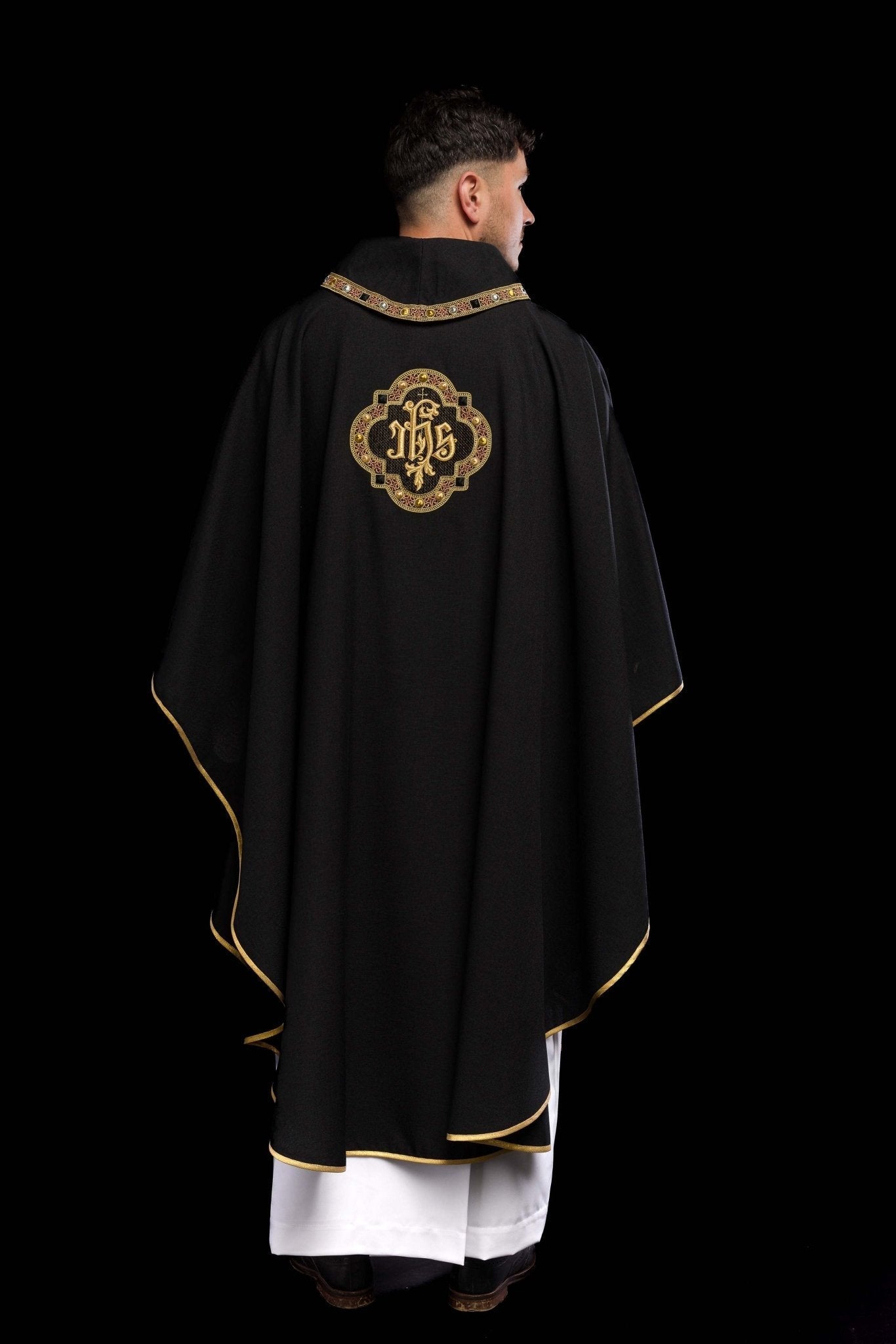 Chasuble avec ceinture et bordure richement brodées autour de la broderie IHS et du col en noir S - 7073 - 07 - 70 - CHASUBLES.FR