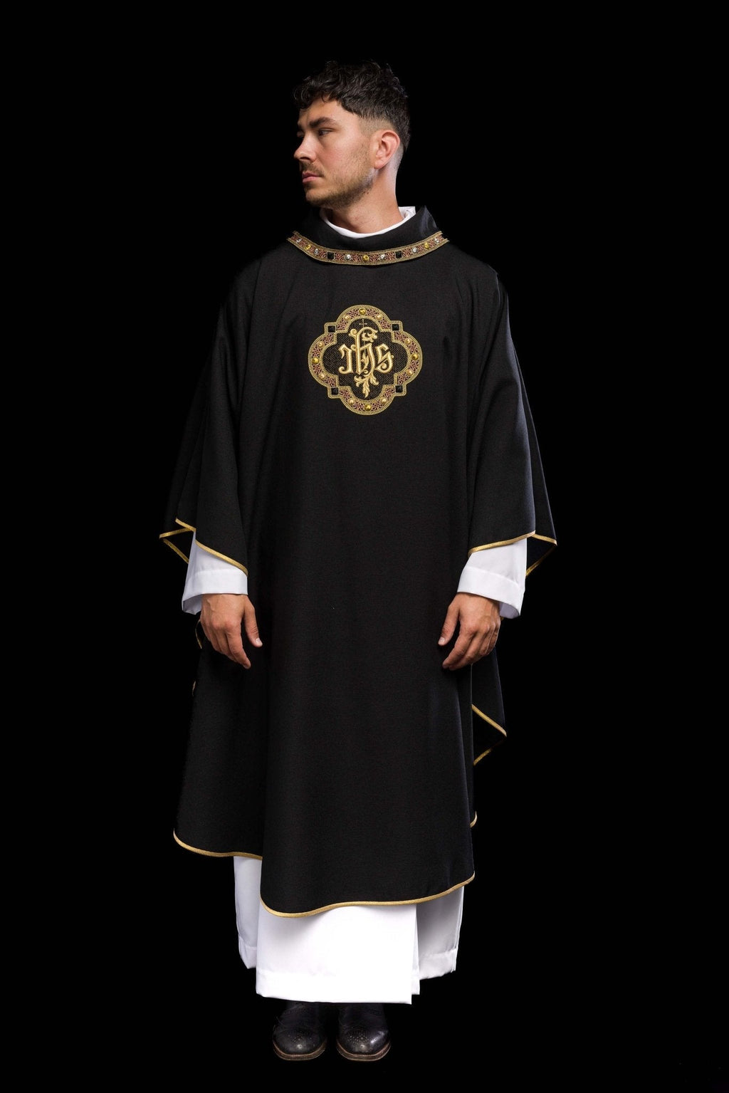 Chasuble avec ceinture et bordure richement brodées autour de la broderie IHS et du col en noir S - 7073 - 07 - 70 - CHASUBLES.FR