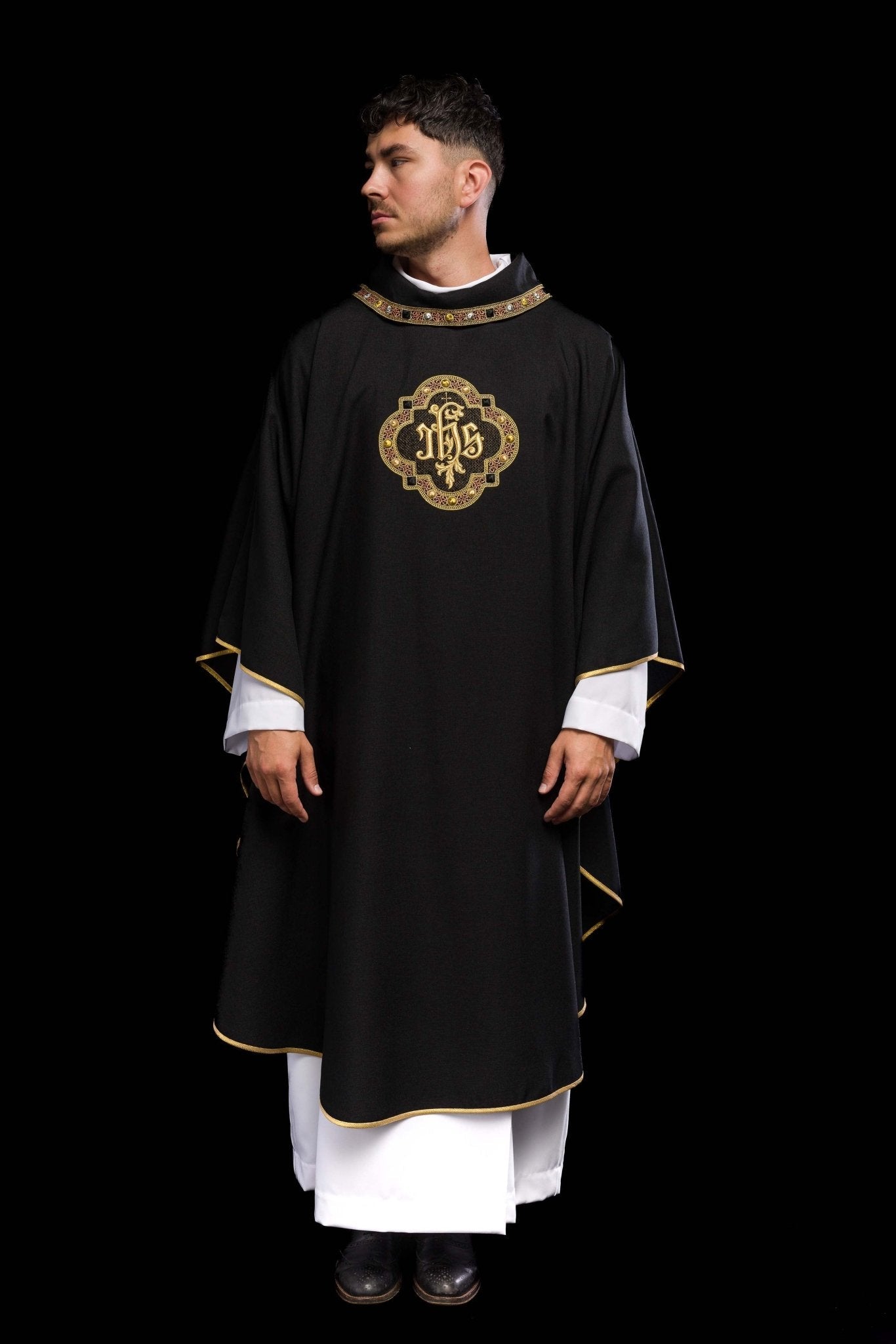 Chasuble avec ceinture et bordure richement brodées autour de la broderie IHS et du col en noir S - 7073 - 07 - 70 - CHASUBLES.FR