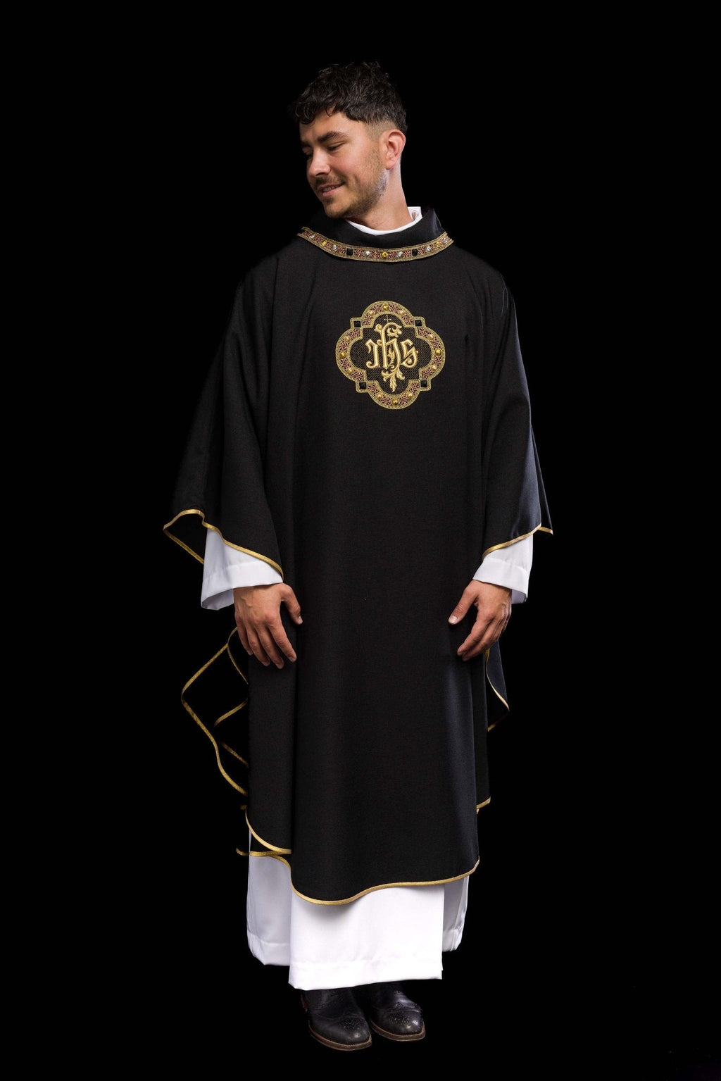 Chasuble avec ceinture et bordure richement brodées autour de la broderie IHS et du col en noir S - 7073 - 07 - 70 - CHASUBLES.FR
