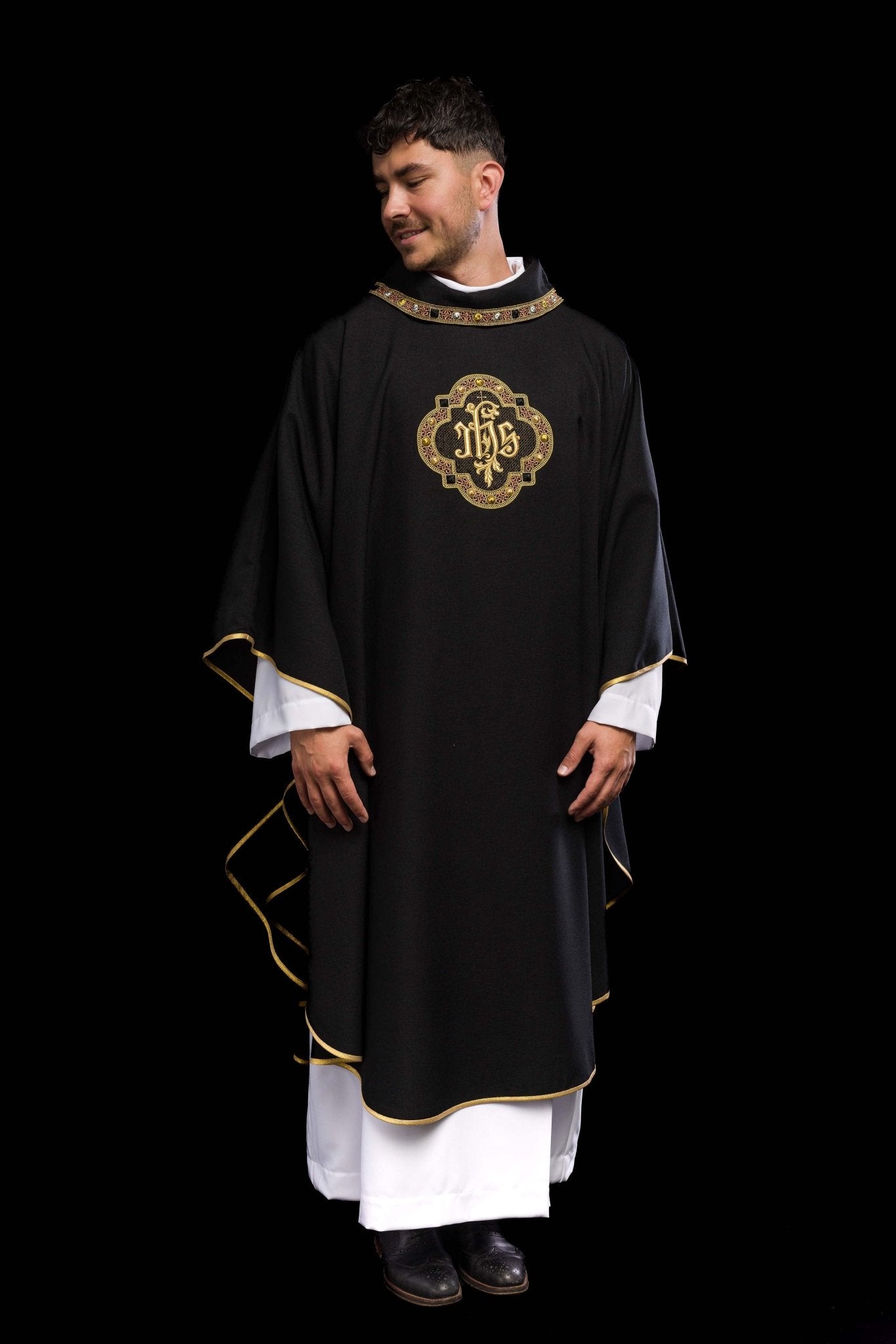 Chasuble avec ceinture et bordure richement brodées autour de la broderie IHS et du col en noir S - 7073 - 07 - 70 - CHASUBLES.FR