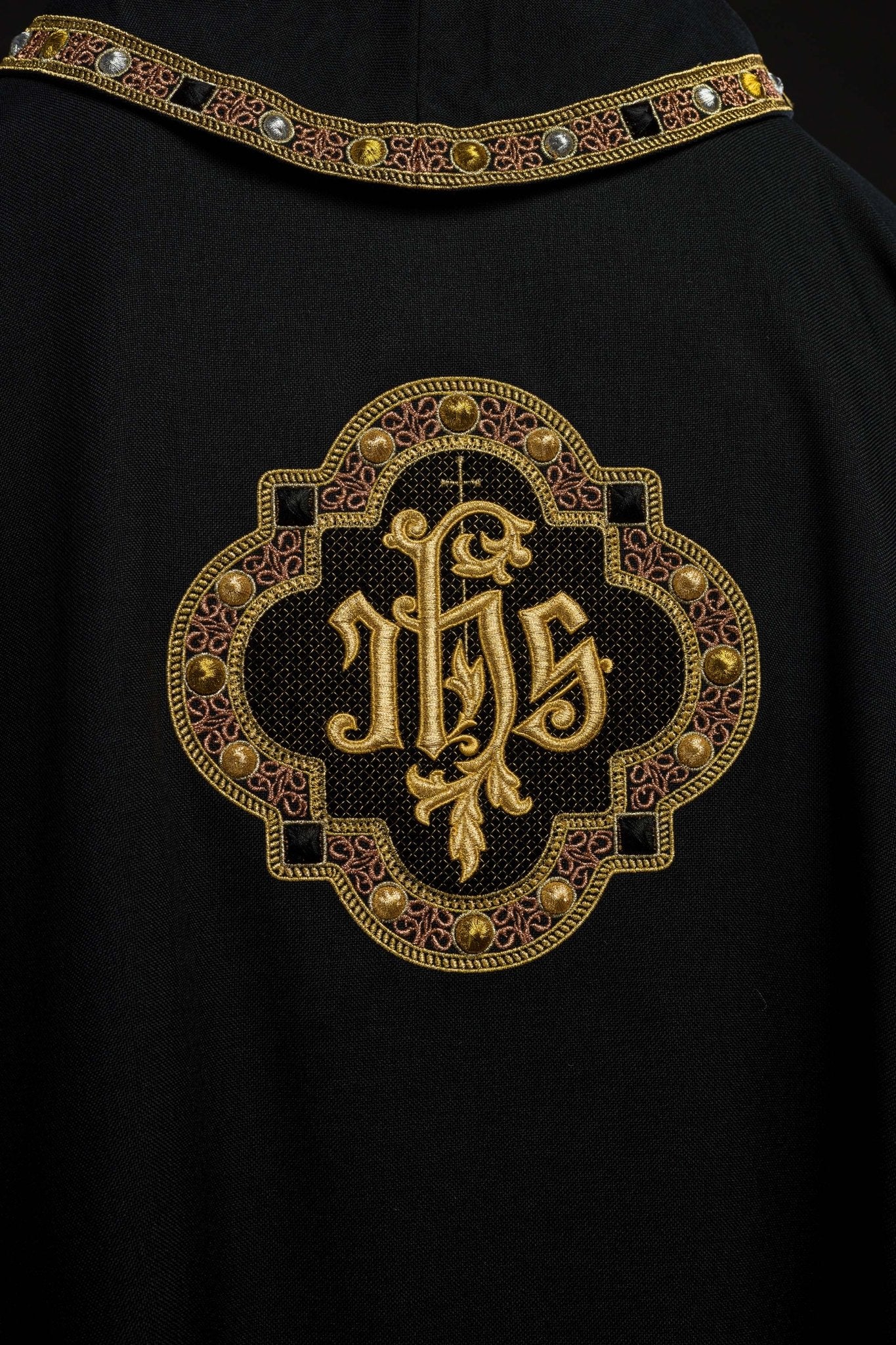 Chasuble avec ceinture et bordure richement brodées autour de la broderie IHS et du col en noir S - 7073 - 07 - 70 - CHASUBLES.FR