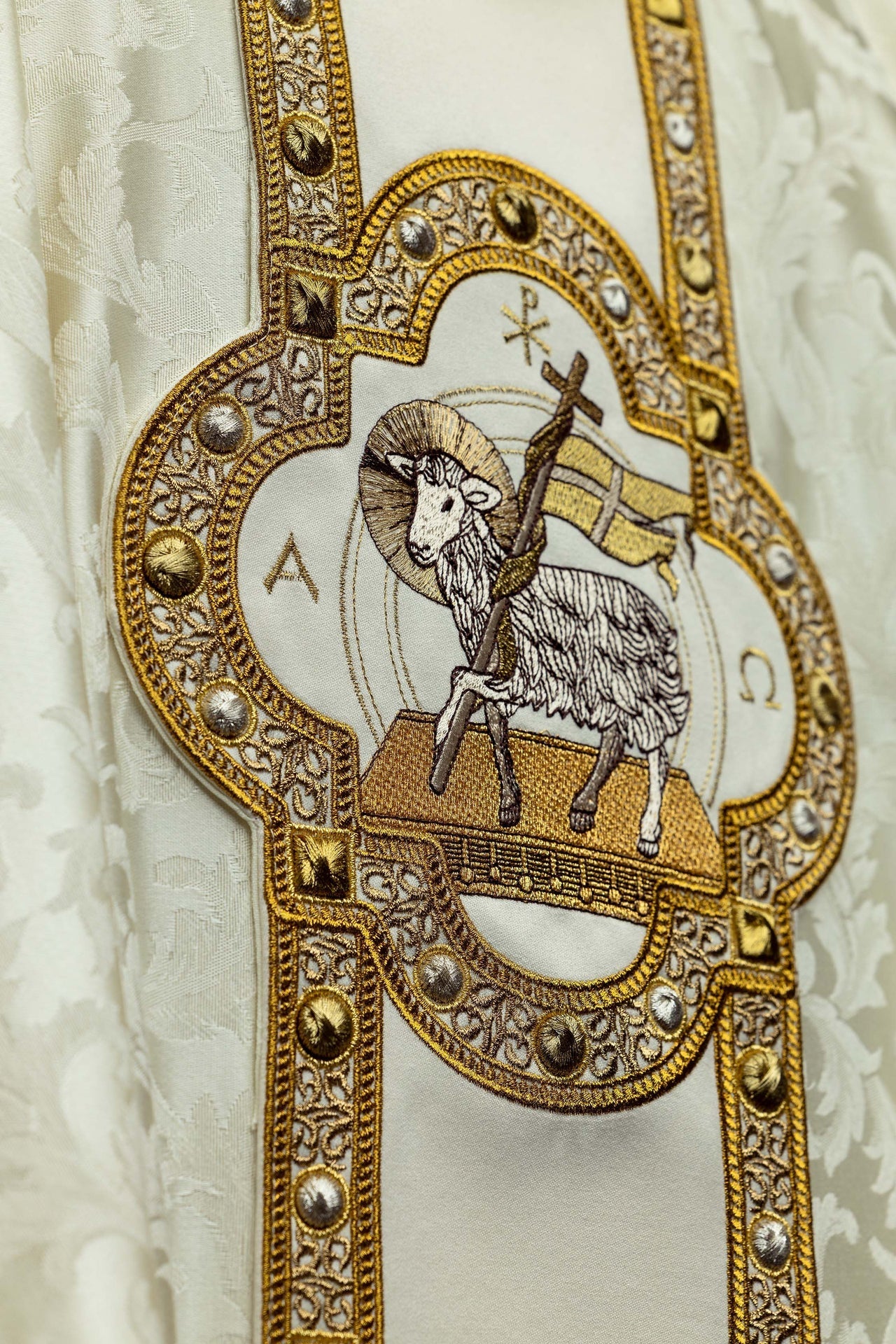 Chasuble avec ceinture et broderie de l’Agneau pascal sur tissu jacquard S-7172-05-88 - CHASUBLES.FR