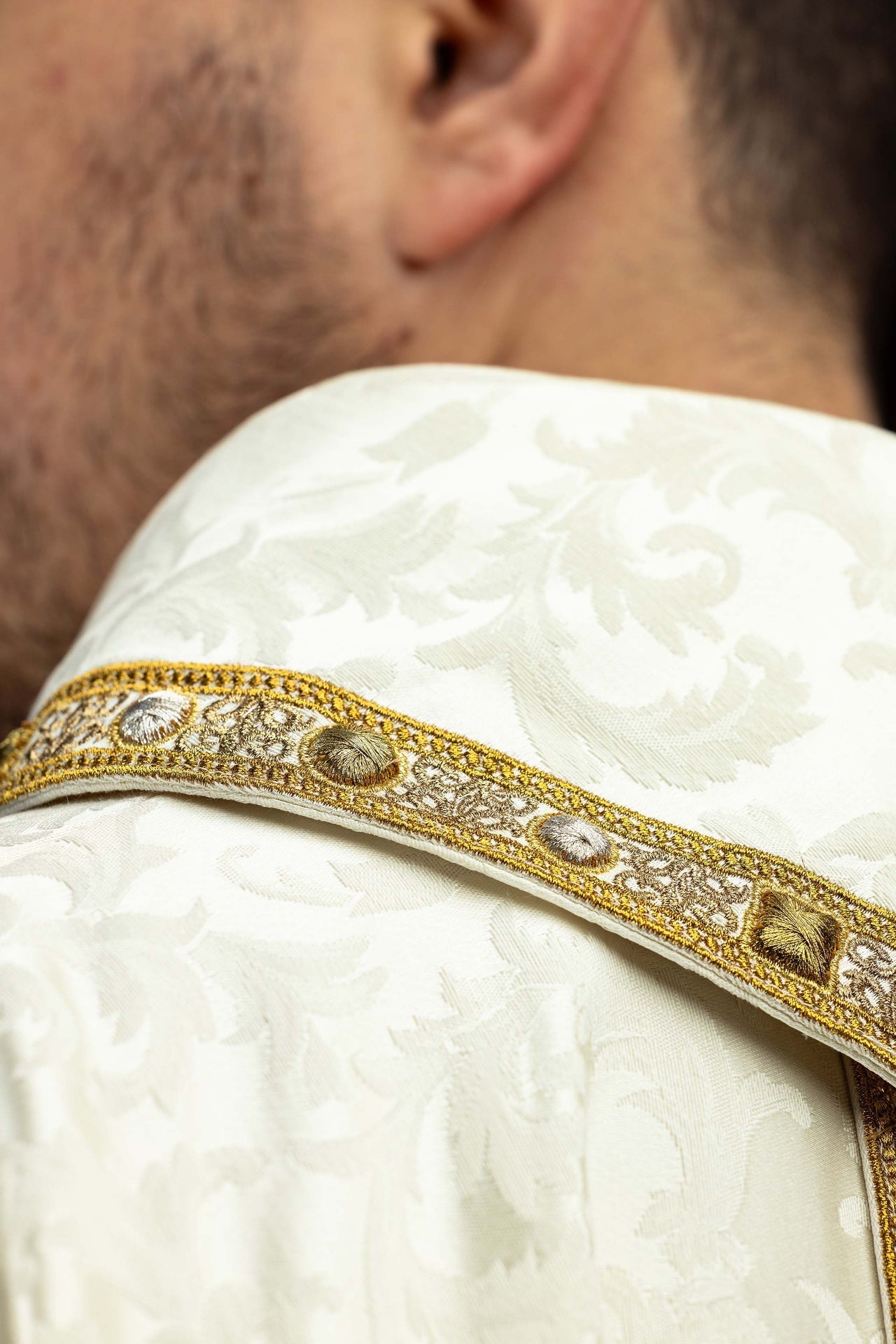Chasuble avec ceinture et broderie de l’Agneau pascal sur tissu jacquard S-7172-05-88 - CHASUBLES.FR