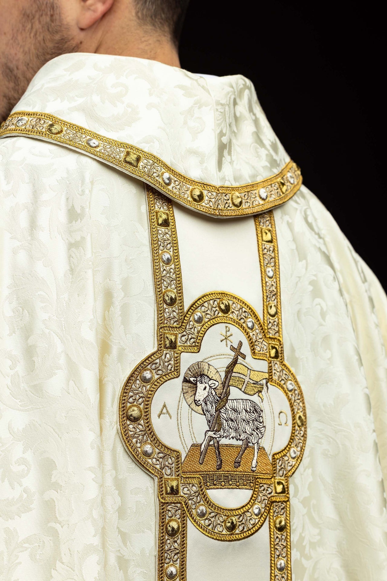 Chasuble avec ceinture et broderie de l’Agneau pascal sur tissu jacquard S-7172-05-88 - CHASUBLES.FR