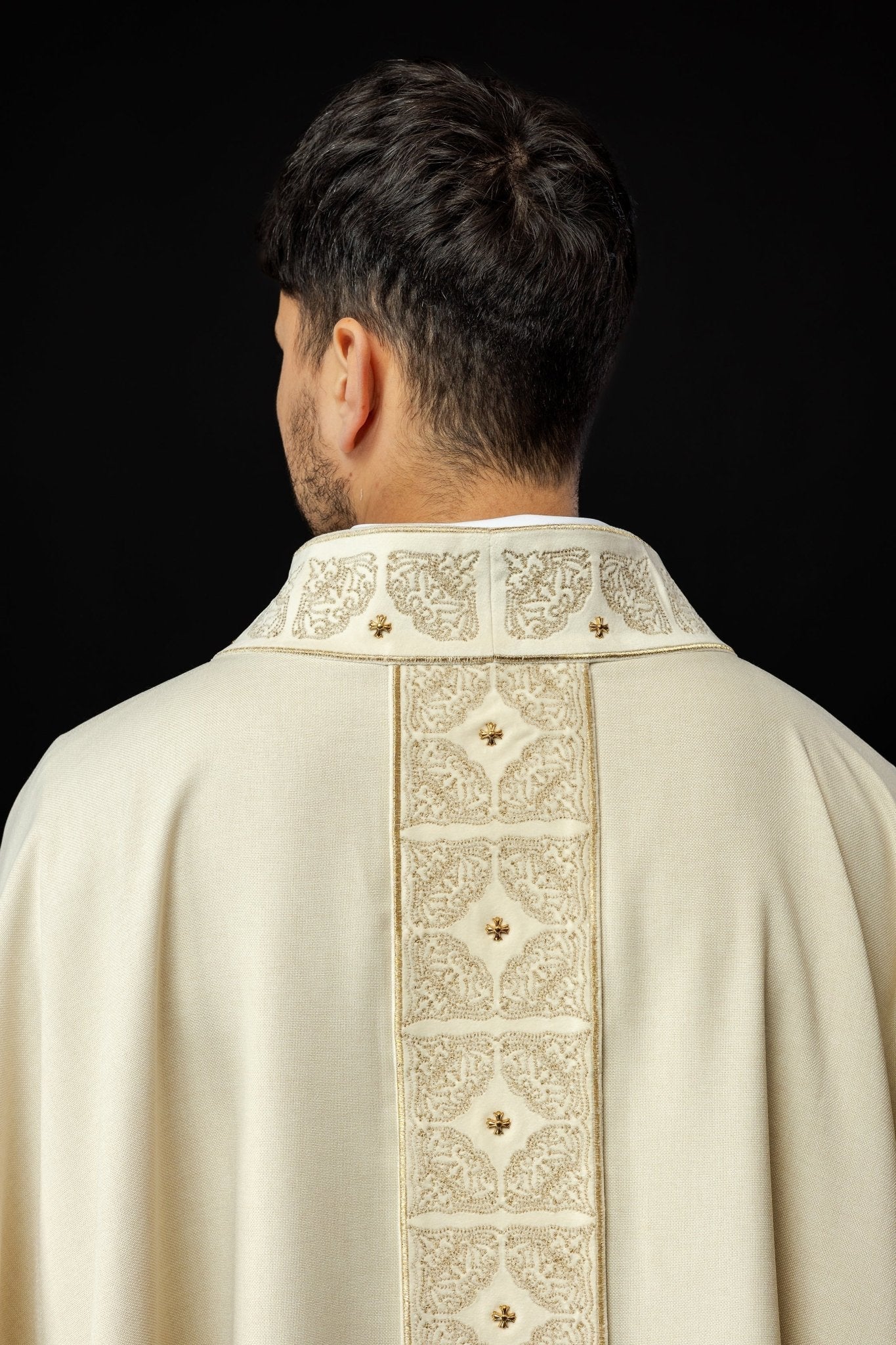 Chasuble avec ceinture et col richement brodés en écru S - 7057 - 05 - 70 - CHASUBLES.FR