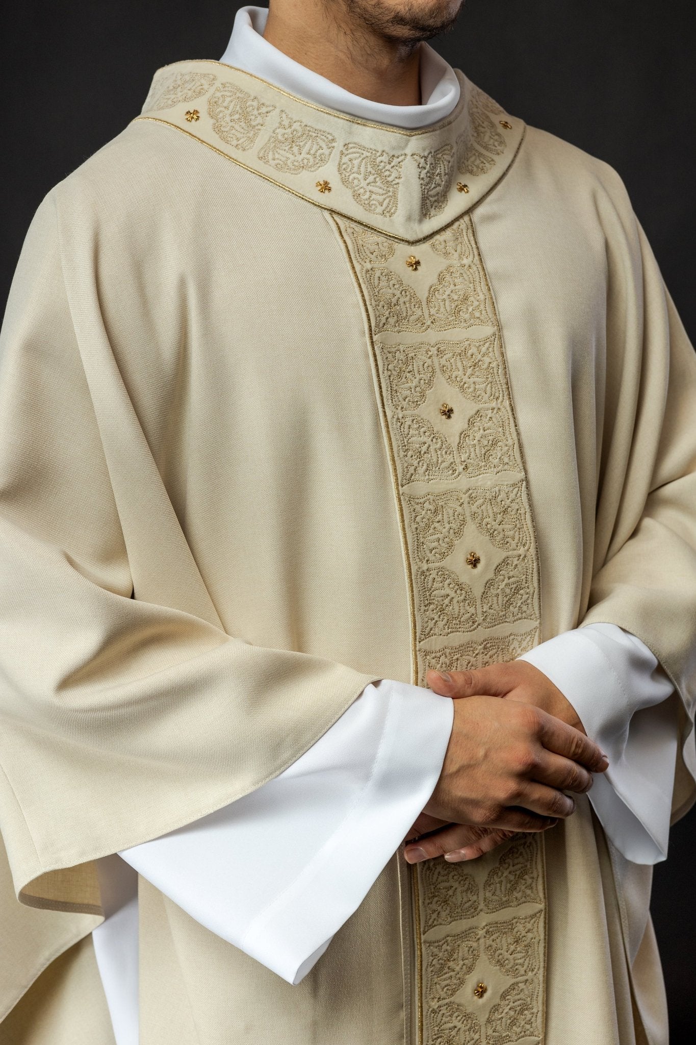 Chasuble avec ceinture et col richement brodés en écru S - 7057 - 05 - 70 - CHASUBLES.FR