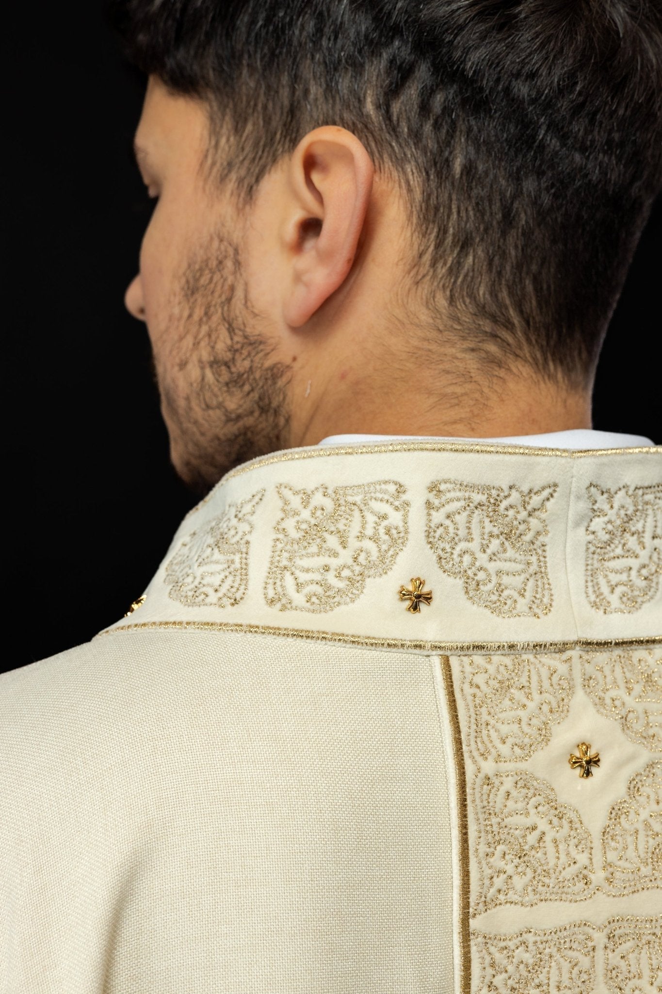 Chasuble avec ceinture et col richement brodés en écru S - 7057 - 05 - 70 - CHASUBLES.FR