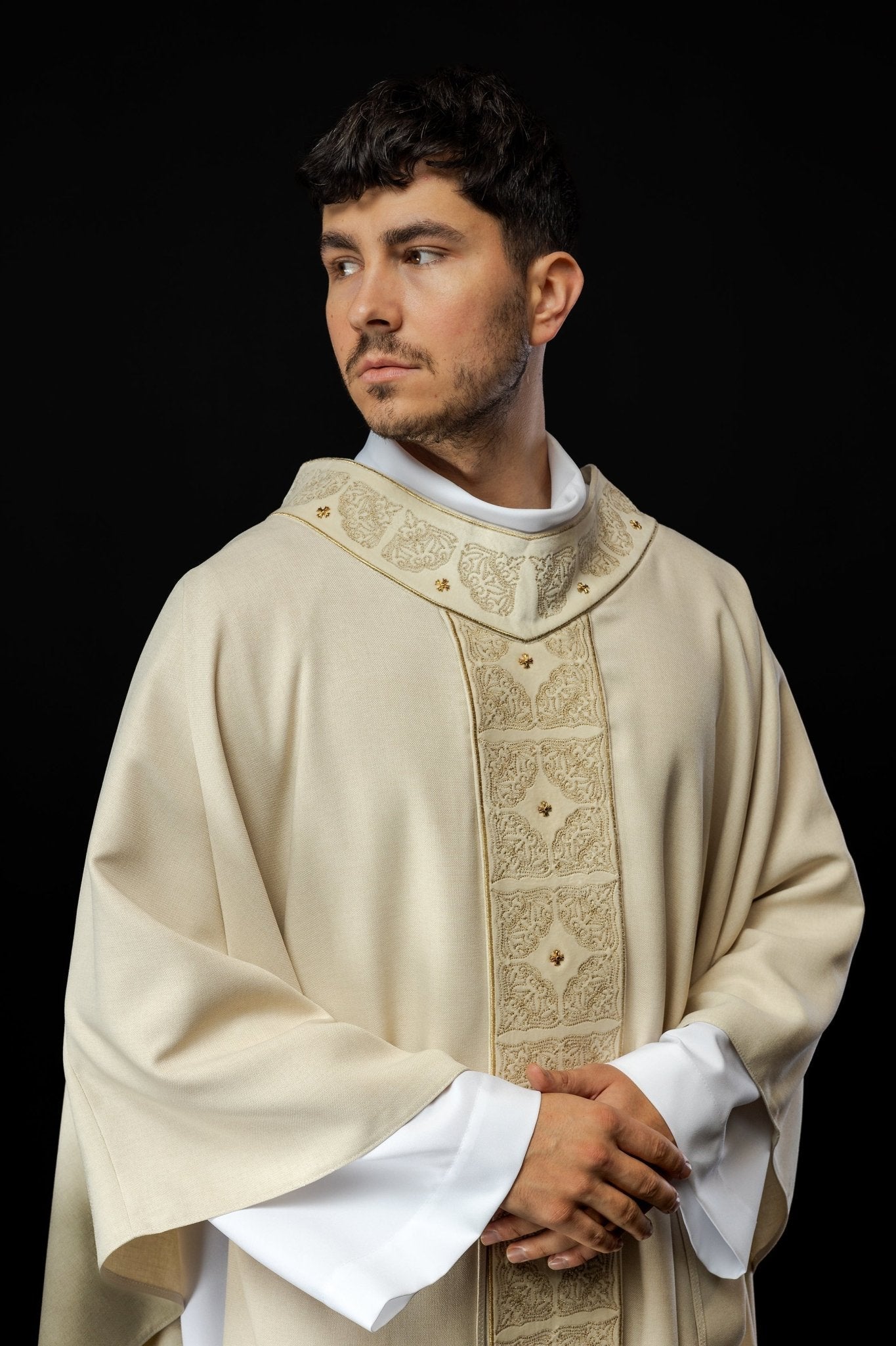 Chasuble avec ceinture et col richement brodés en écru S - 7057 - 05 - 70 - CHASUBLES.FR