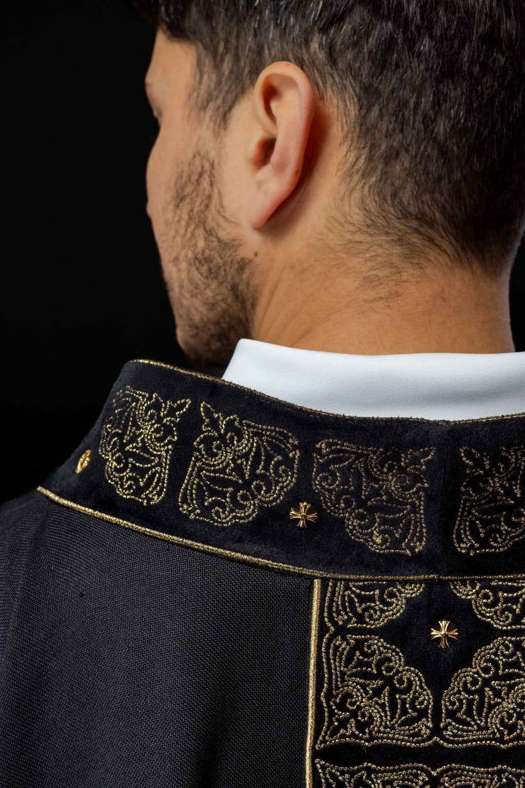 Chasuble avec ceinture et col richement brodés en noir S - 7057 - 07 - 70 - CHASUBLES.FR