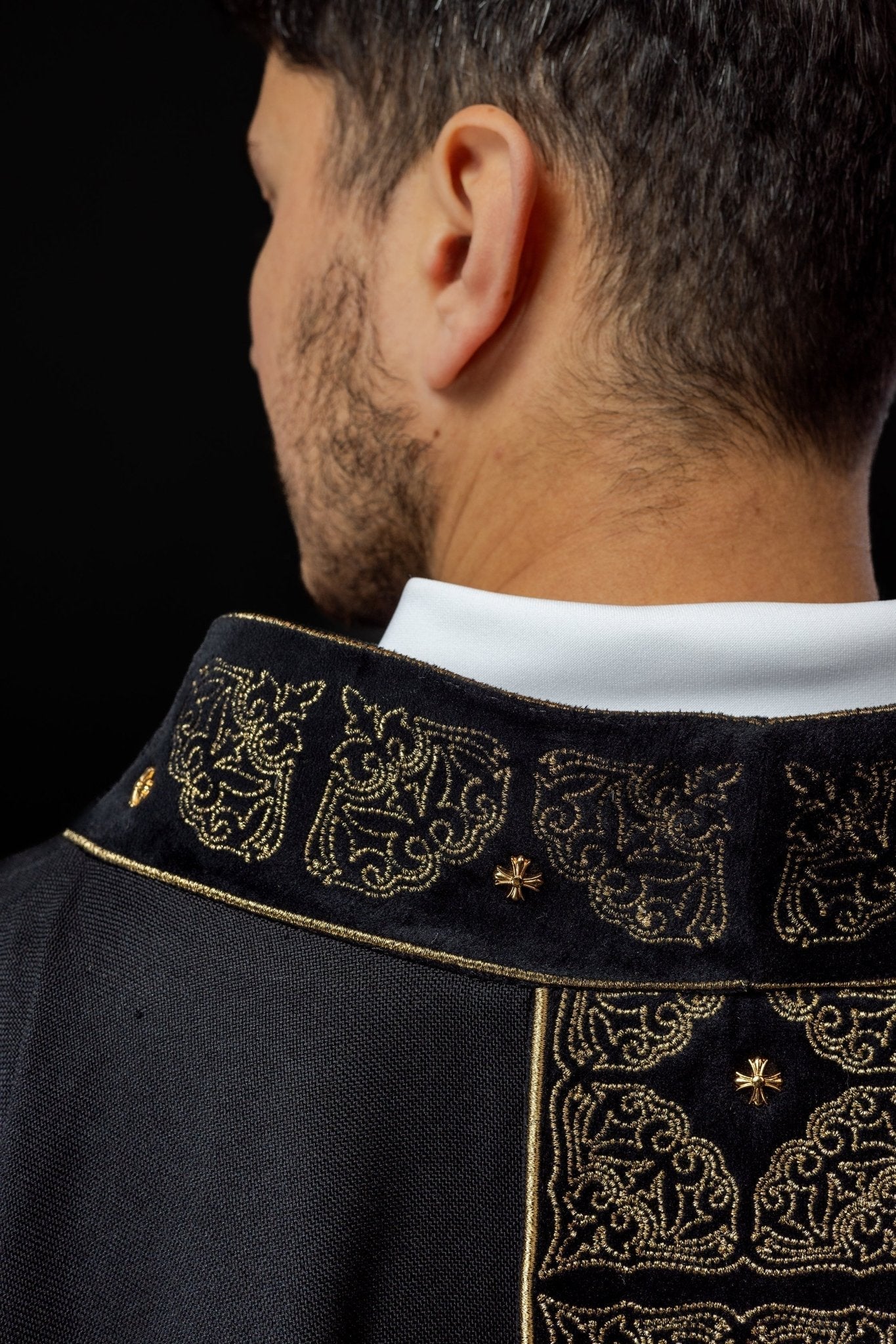 Chasuble avec ceinture et col richement brodés en noir S - 7057 - 07 - 70 - CHASUBLES.FR