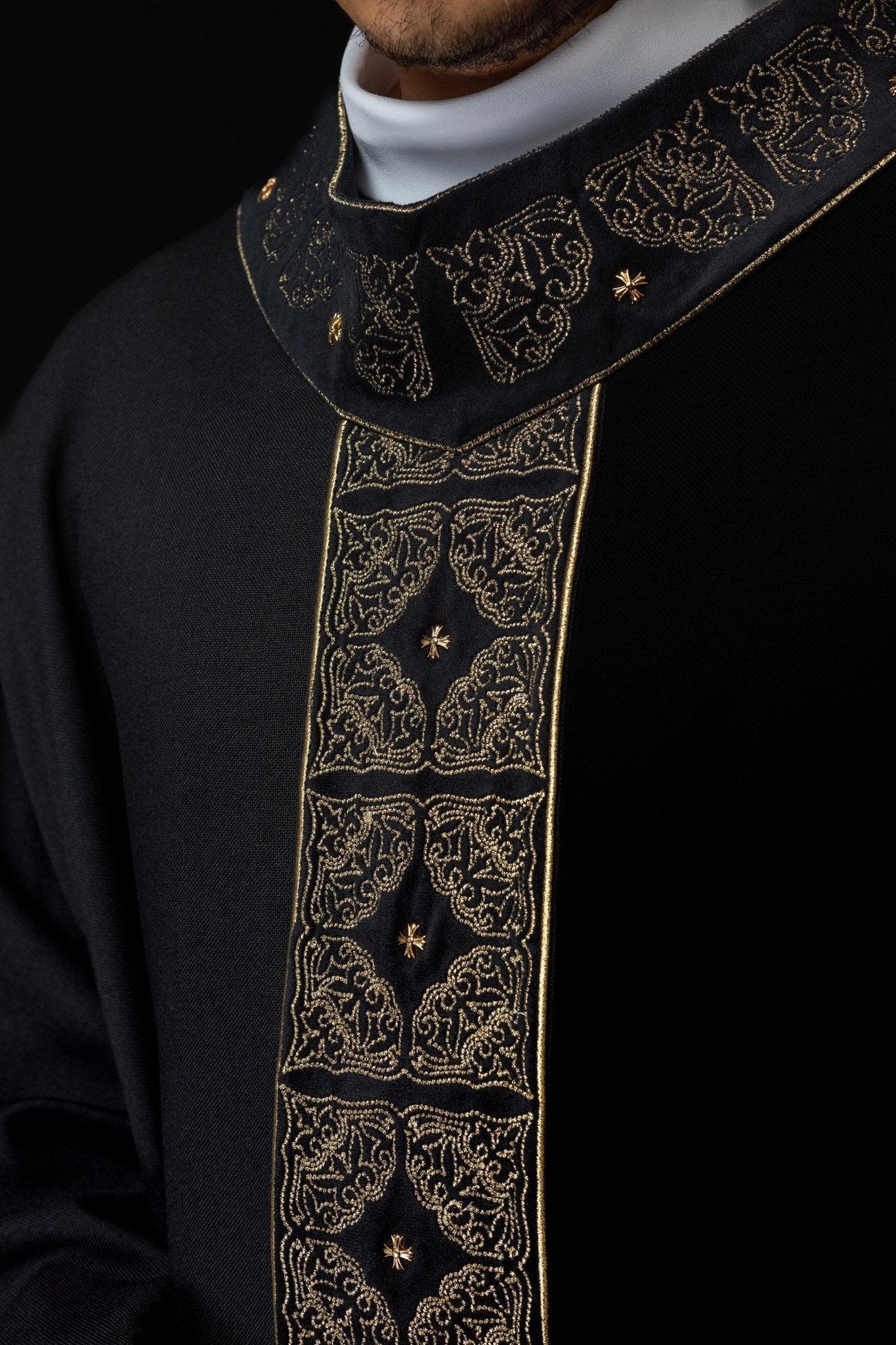 Chasuble avec ceinture et col richement brodés en noir S - 7057 - 07 - 70 - CHASUBLES.FR