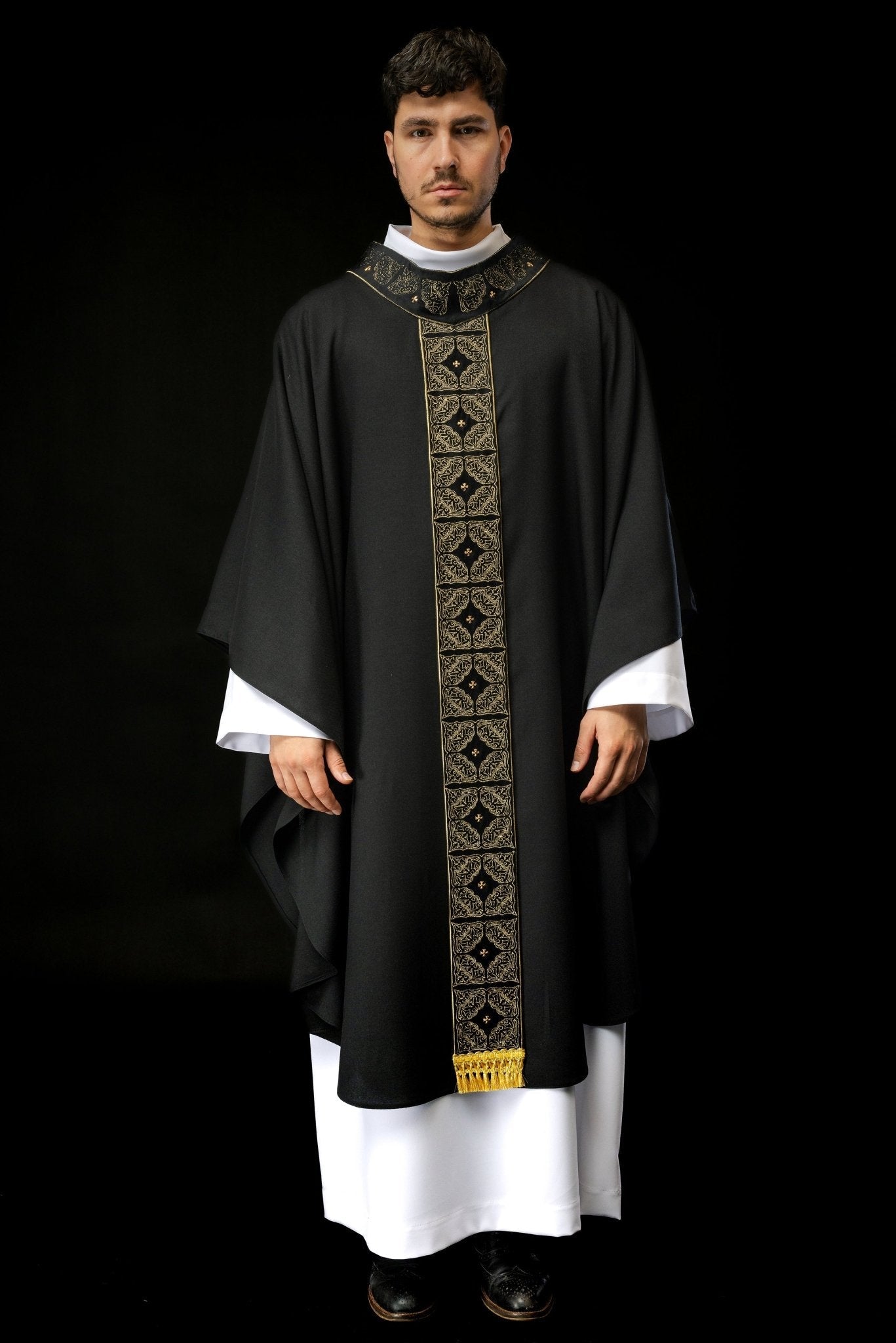Chasuble avec ceinture et col richement brodés en noir S - 7057 - 07 - 70 - CHASUBLES.FR