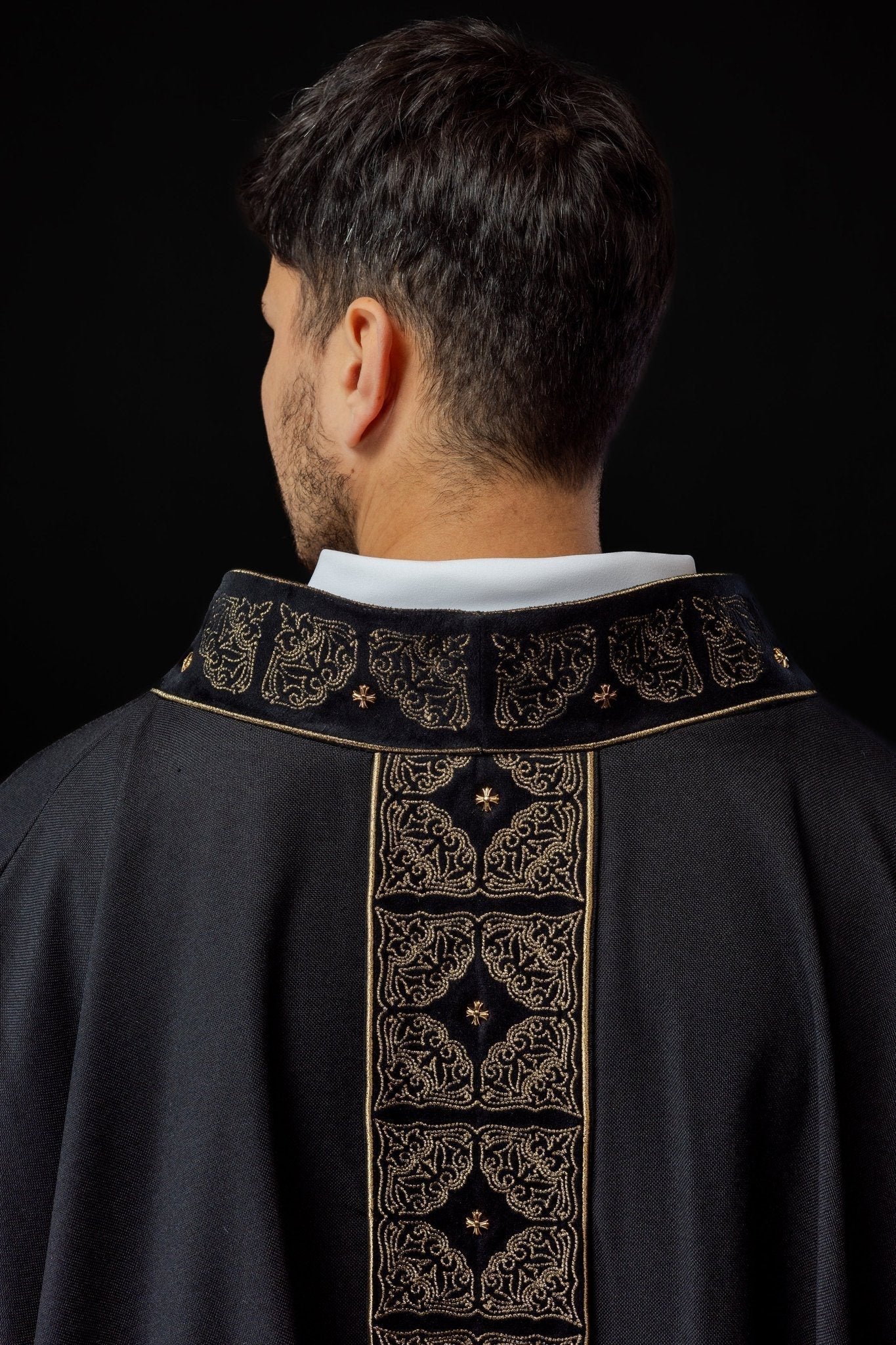 Chasuble avec ceinture et col richement brodés en noir S - 7057 - 07 - 70 - CHASUBLES.FR