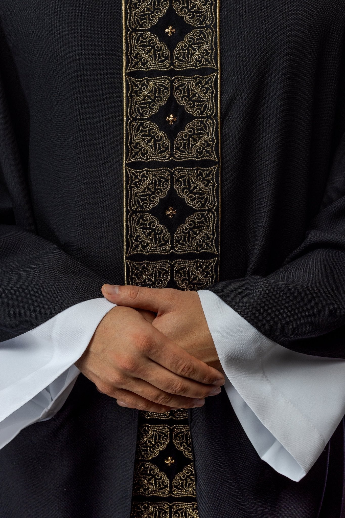 Chasuble avec ceinture et col richement brodés en noir S - 7057 - 07 - 70 - CHASUBLES.FR