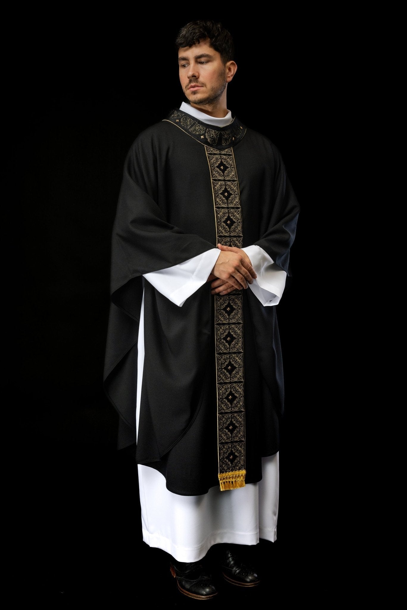 Chasuble avec ceinture et col richement brodés en noir S - 7057 - 07 - 70 - CHASUBLES.FR