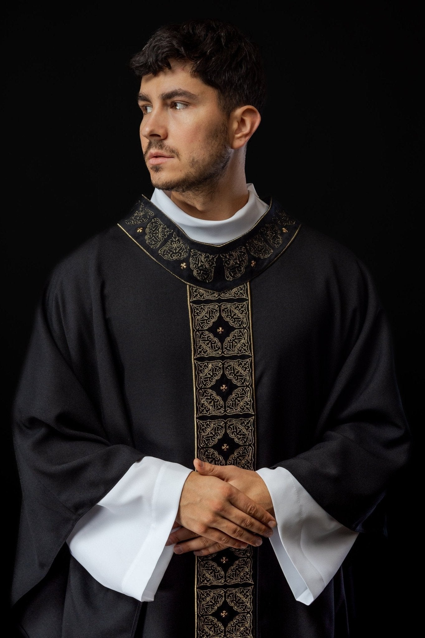 Chasuble avec ceinture et col richement brodés en noir S - 7057 - 07 - 70 - CHASUBLES.FR
