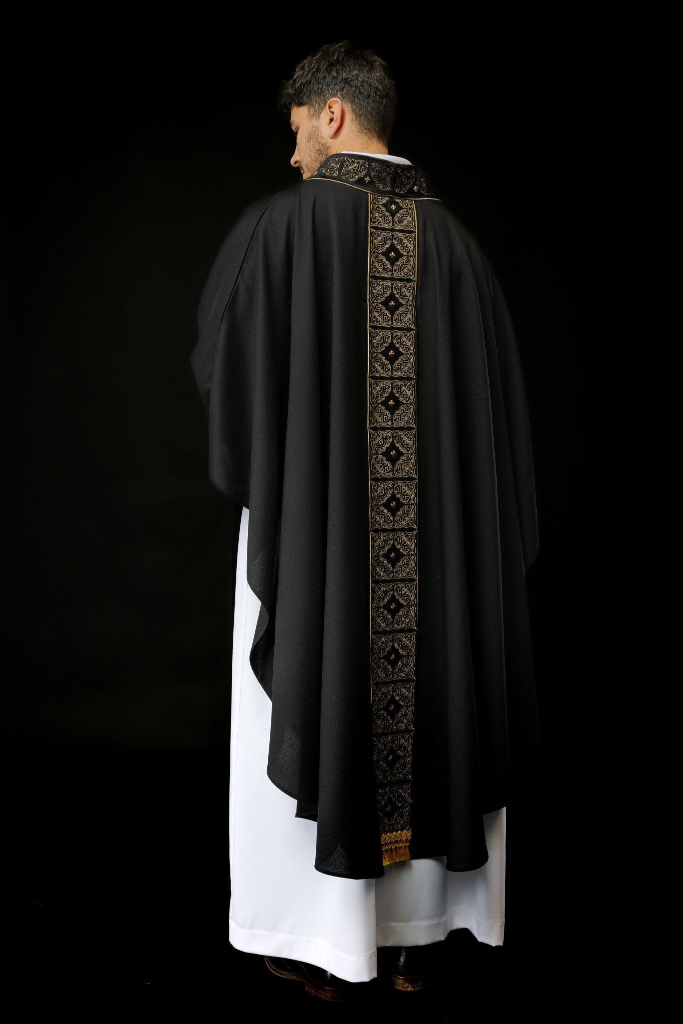 Chasuble avec ceinture et col richement brodés en noir S - 7057 - 07 - 70 - CHASUBLES.FR