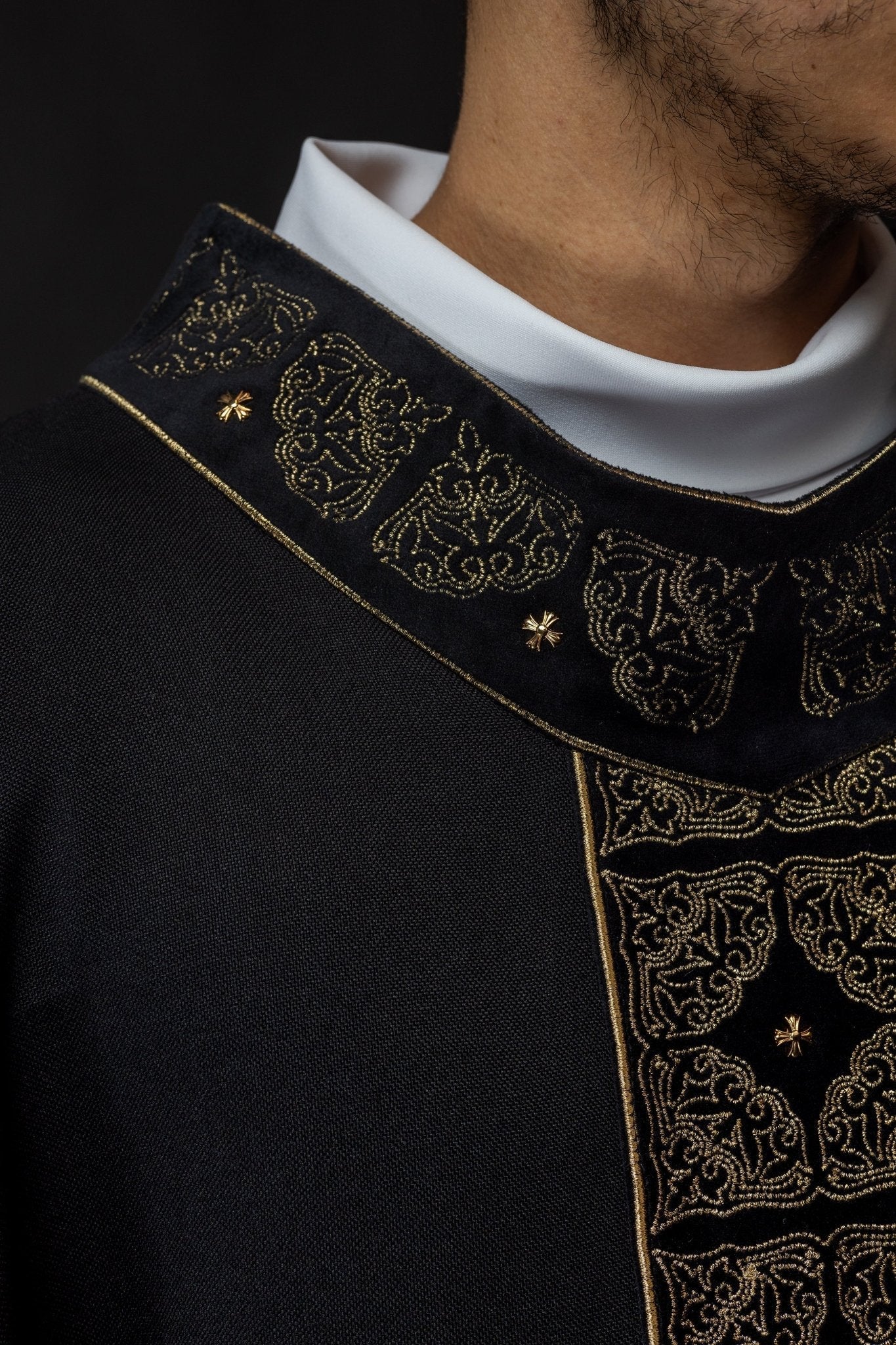 Chasuble avec ceinture et col richement brodés en noir S - 7057 - 07 - 70 - CHASUBLES.FR
