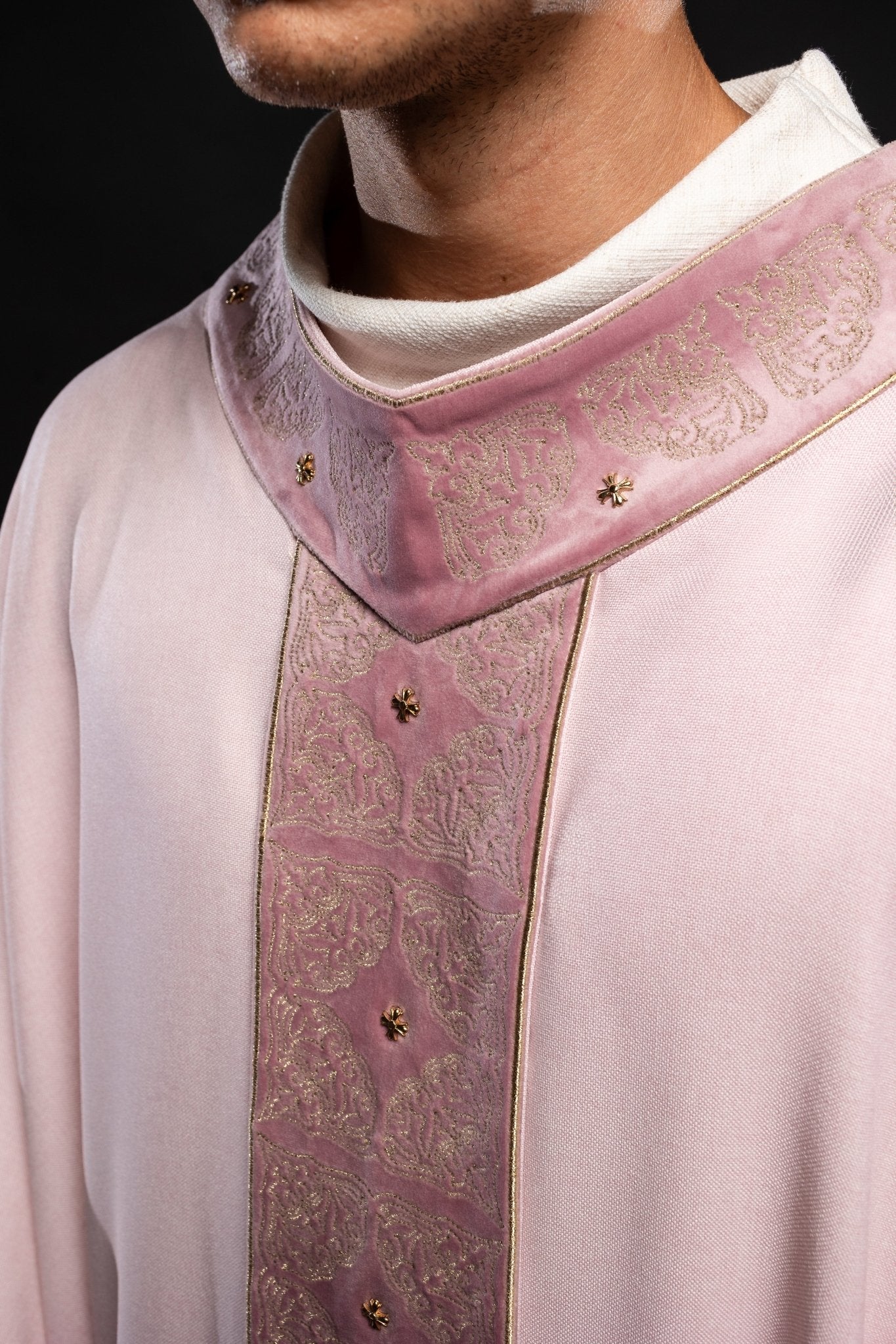 Chasuble avec ceinture et col richement brodés en rose S - 7057 - 08 - 70 - CHASUBLES.FR