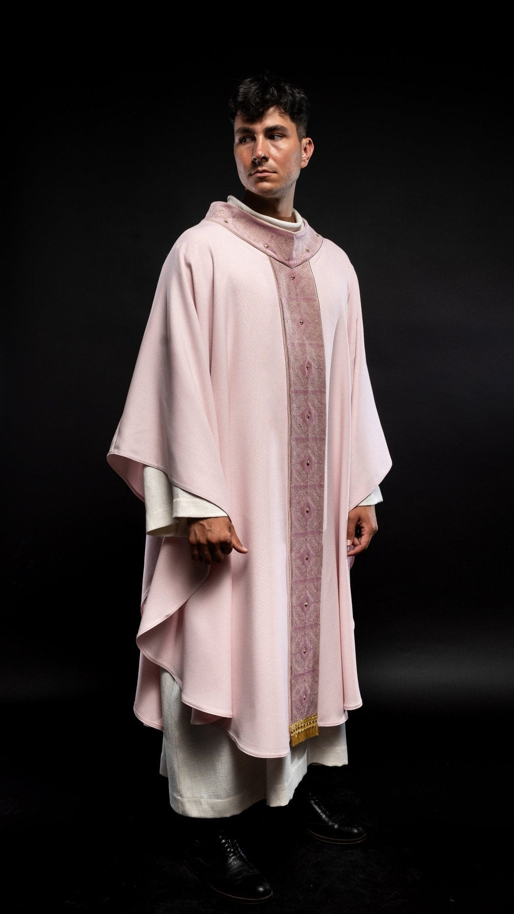 Chasuble avec ceinture et col richement brodés en rose S - 7057 - 08 - 70 - CHASUBLES.FR