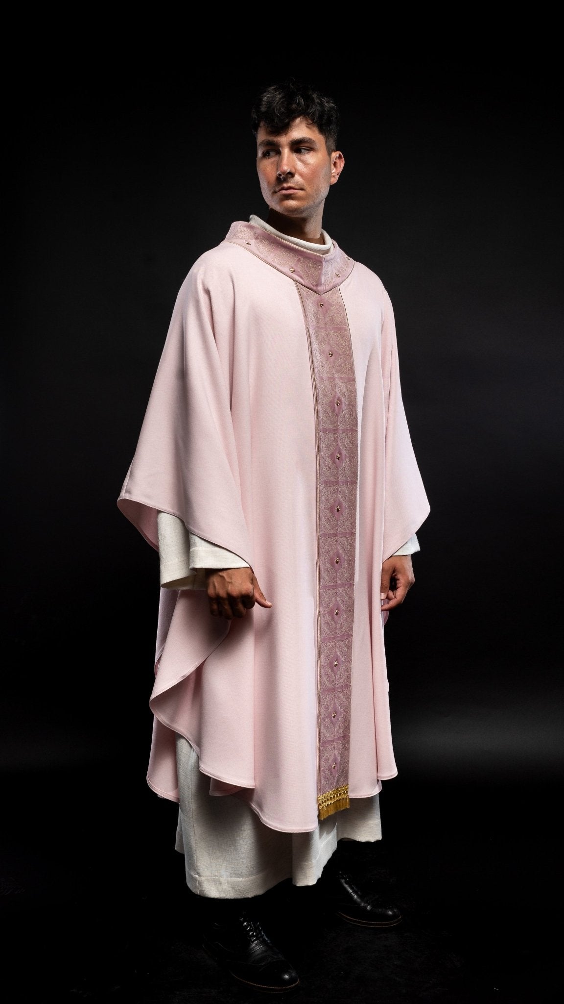Chasuble avec ceinture et col richement brodés en rose S - 7057 - 08 - 70 - CHASUBLES.FR