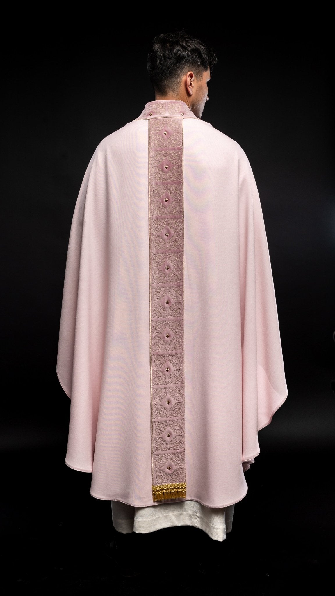 Chasuble avec ceinture et col richement brodés en rose S - 7057 - 08 - 70 - CHASUBLES.FR