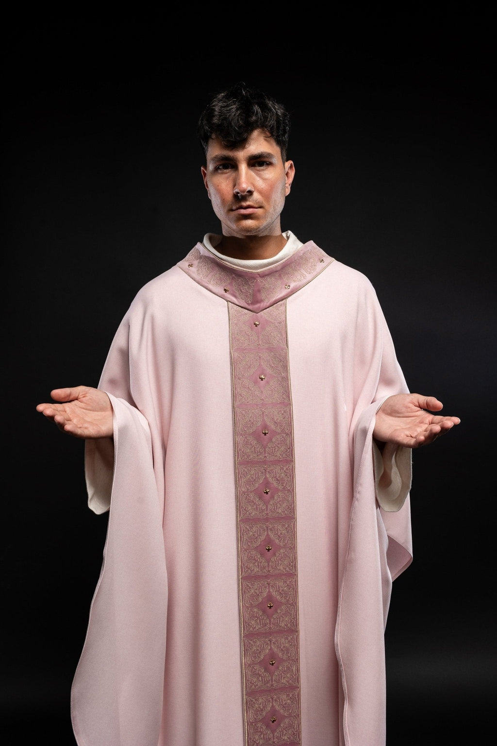 Chasuble avec ceinture et col richement brodés en rose S - 7057 - 08 - 70 - CHASUBLES.FR