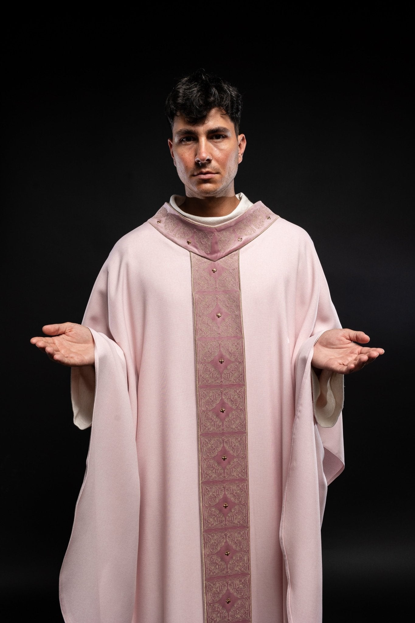 Chasuble avec ceinture et col richement brodés en rose S - 7057 - 08 - 70 - CHASUBLES.FR