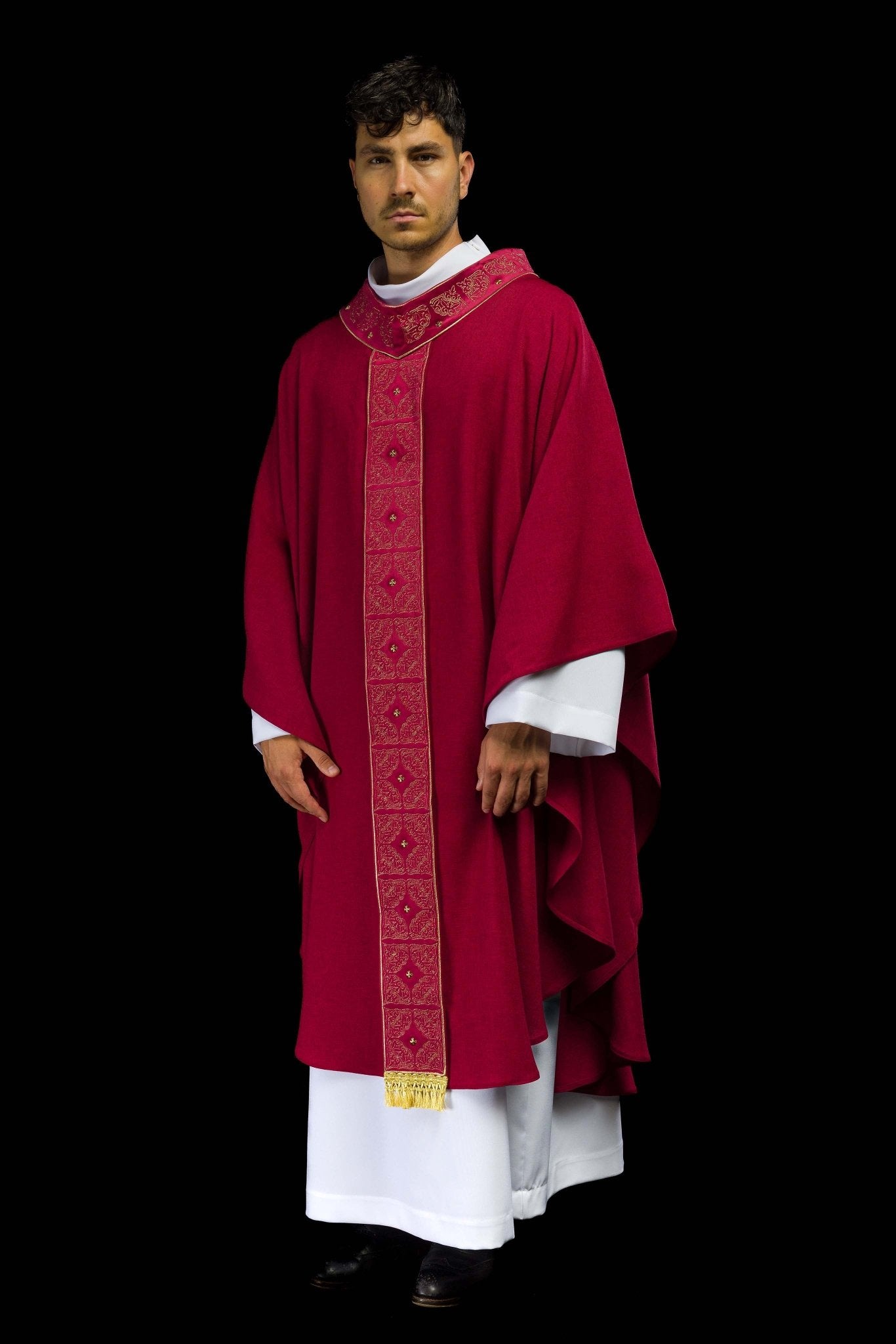 Chasuble avec ceinture et col richement brodés en rouge S-7057-02-70 - CHASUBLES.FR