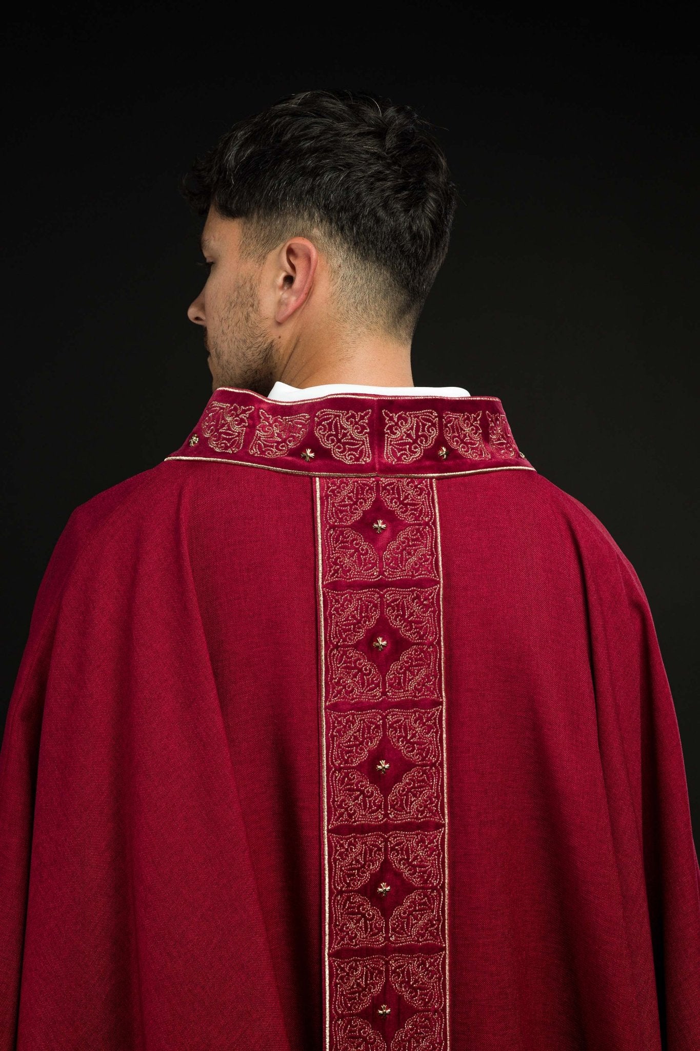 Chasuble avec ceinture et col richement brodés en rouge S-7057-02-70 - CHASUBLES.FR