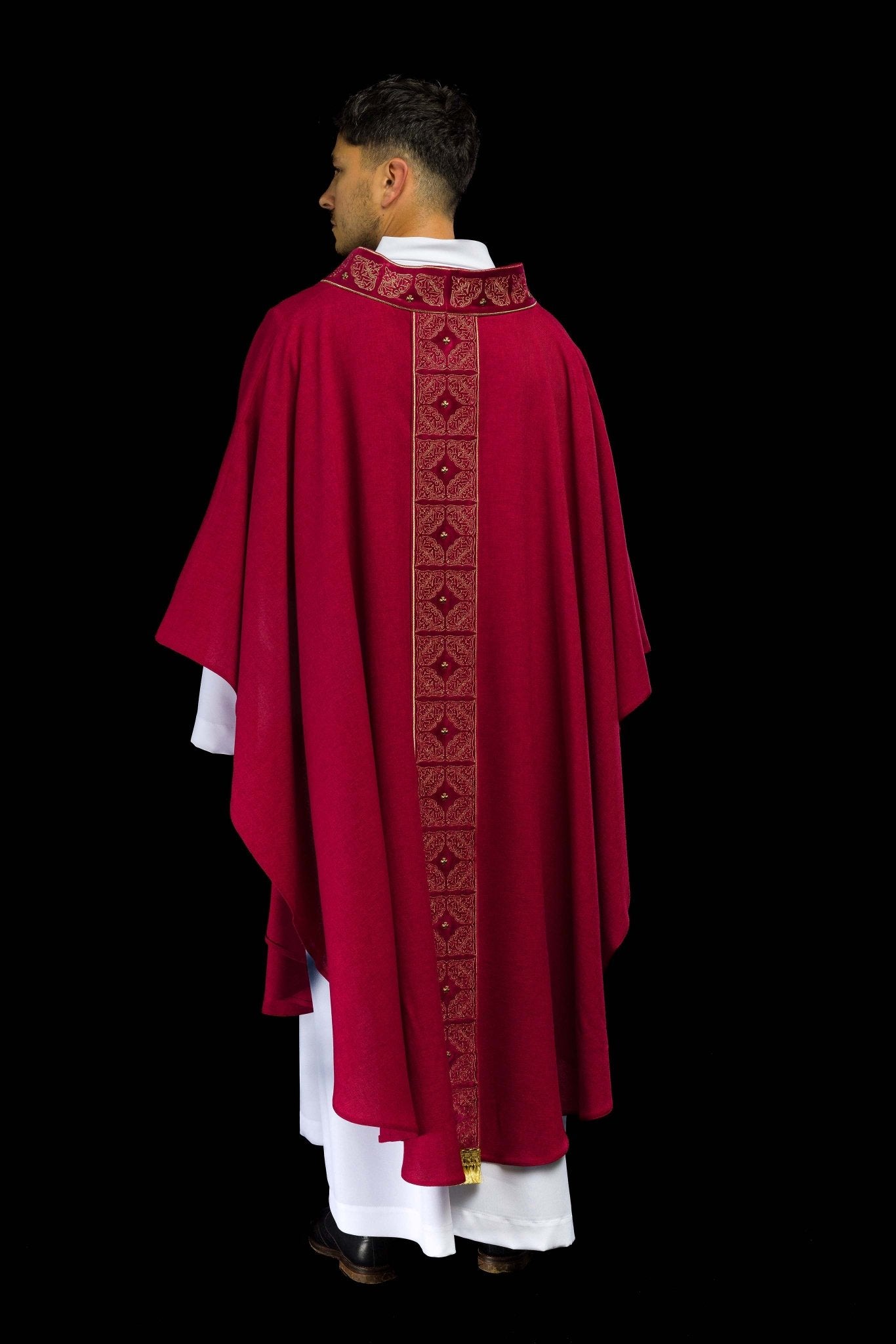 Chasuble avec ceinture et col richement brodés en rouge S-7057-02-70 - CHASUBLES.FR