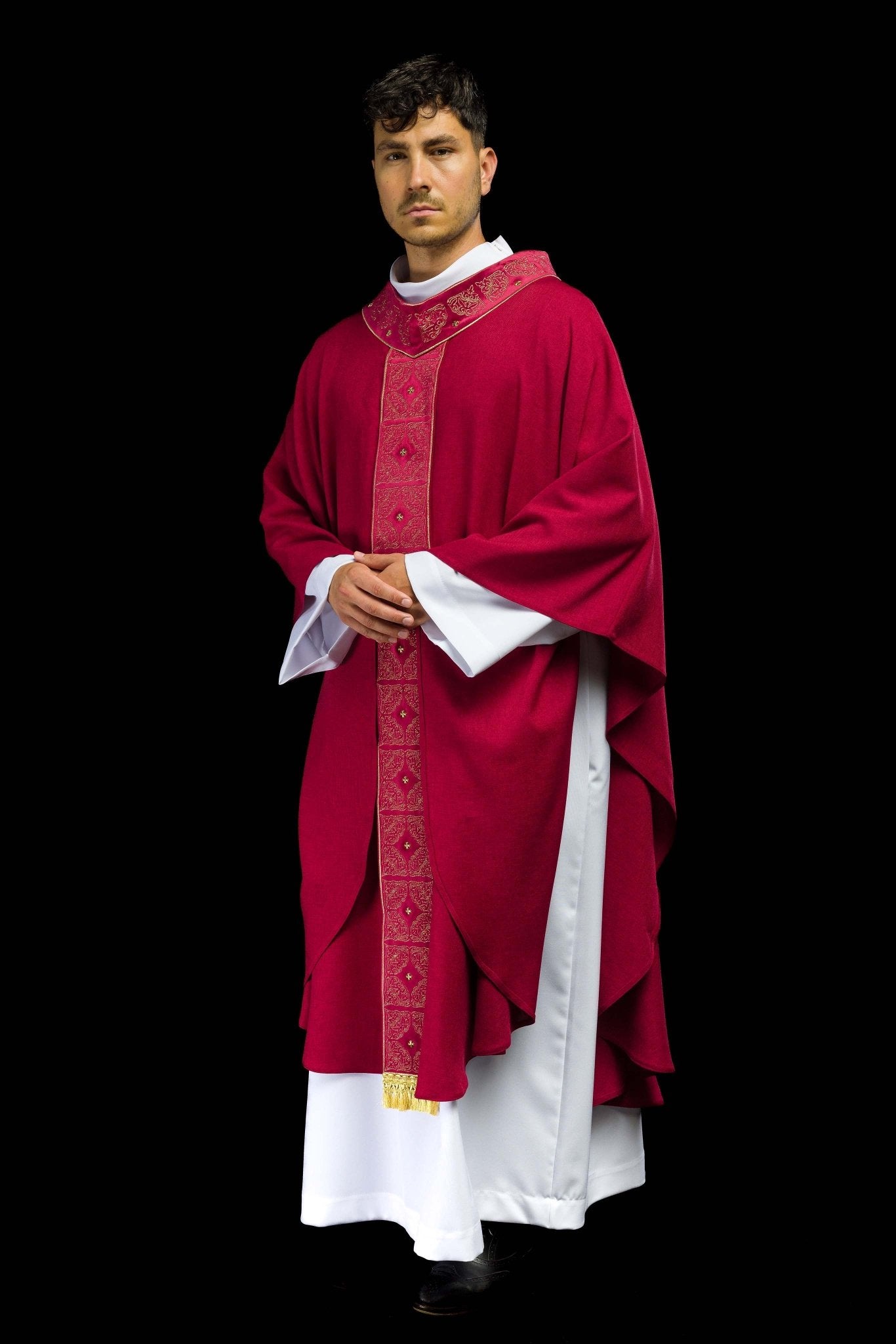 Chasuble avec ceinture et col richement brodés en rouge S-7057-02-70 - CHASUBLES.FR