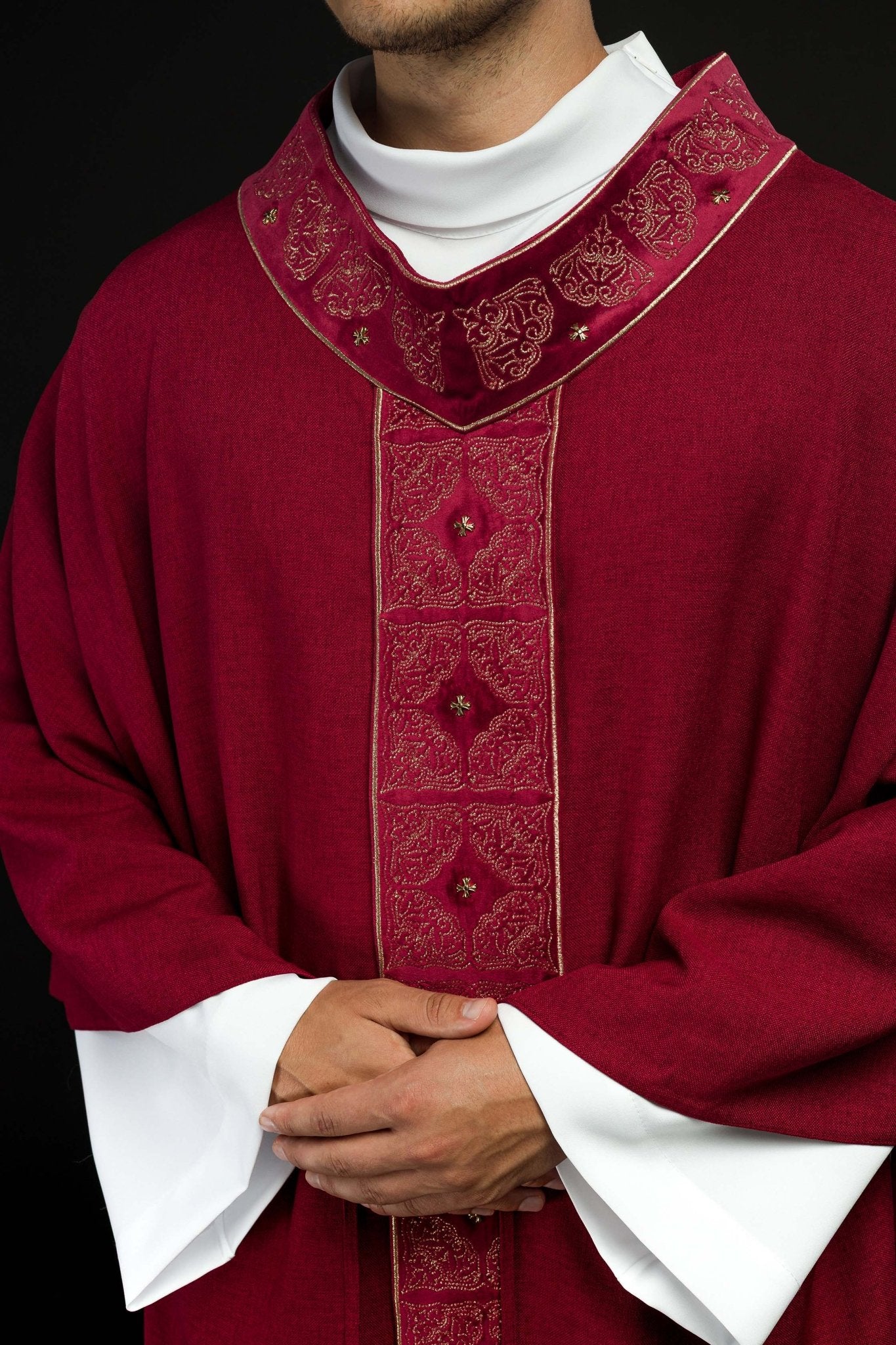 Chasuble avec ceinture et col richement brodés en rouge S-7057-02-70 - CHASUBLES.FR
