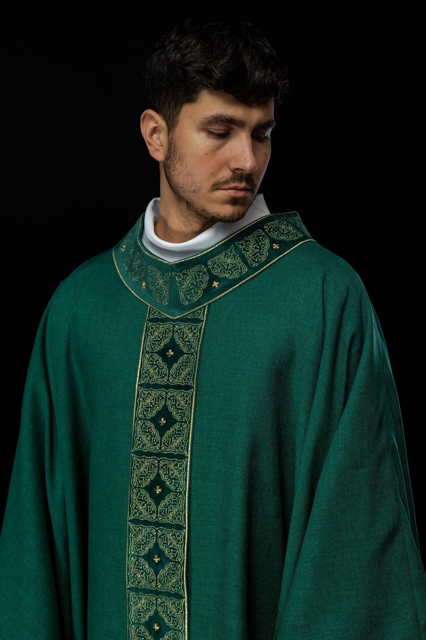 Chasuble avec ceinture et col richement brodés en vert S - 7057 - 01 - 70 - CHASUBLES.FR