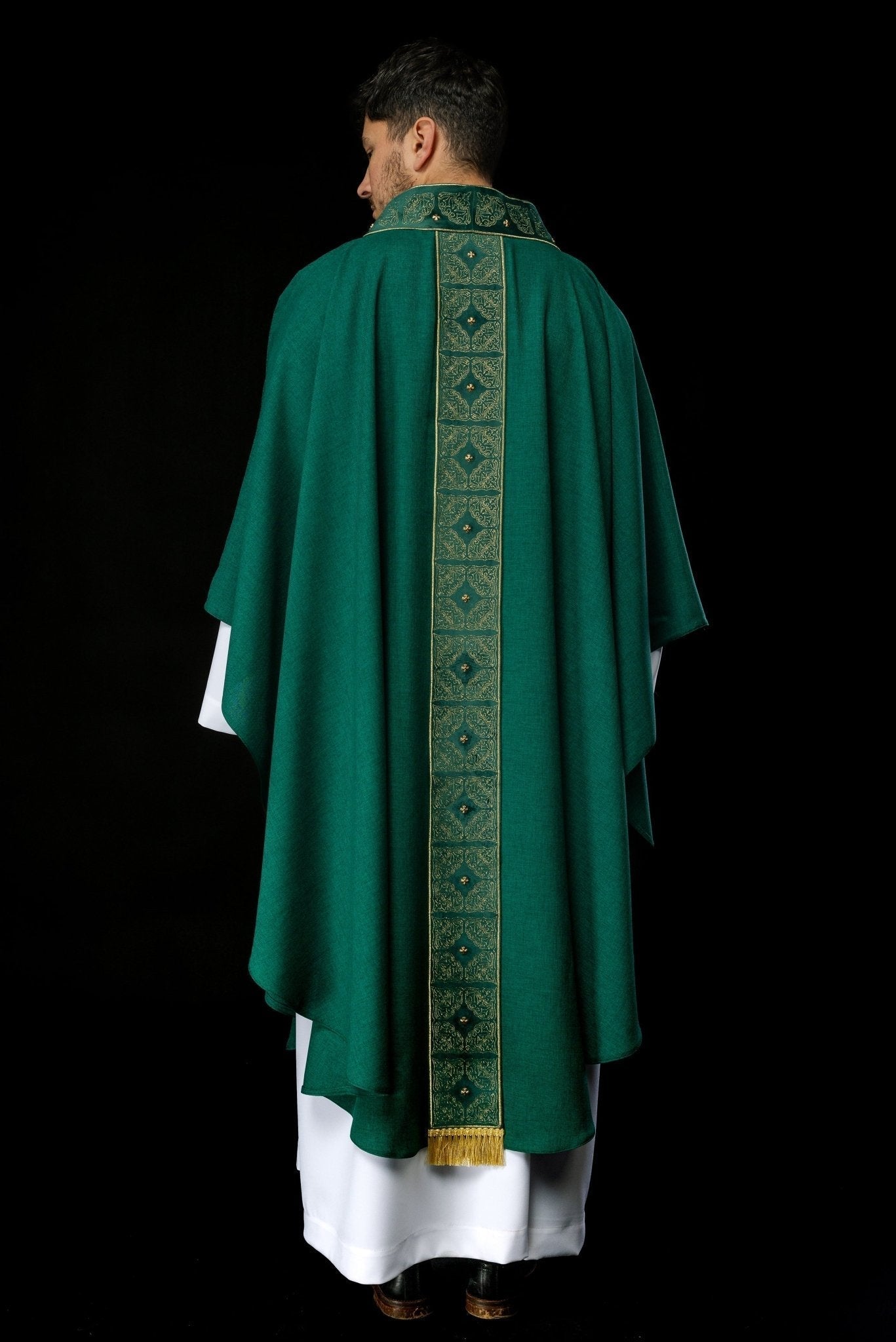 Chasuble avec ceinture et col richement brodés en vert S - 7057 - 01 - 70 - CHASUBLES.FR