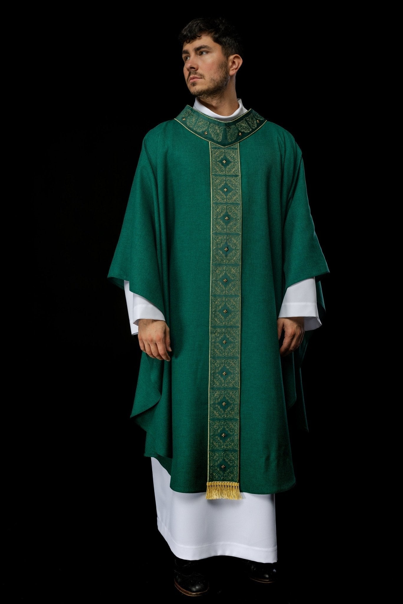 Chasuble avec ceinture et col richement brodés en vert S - 7057 - 01 - 70 - CHASUBLES.FR