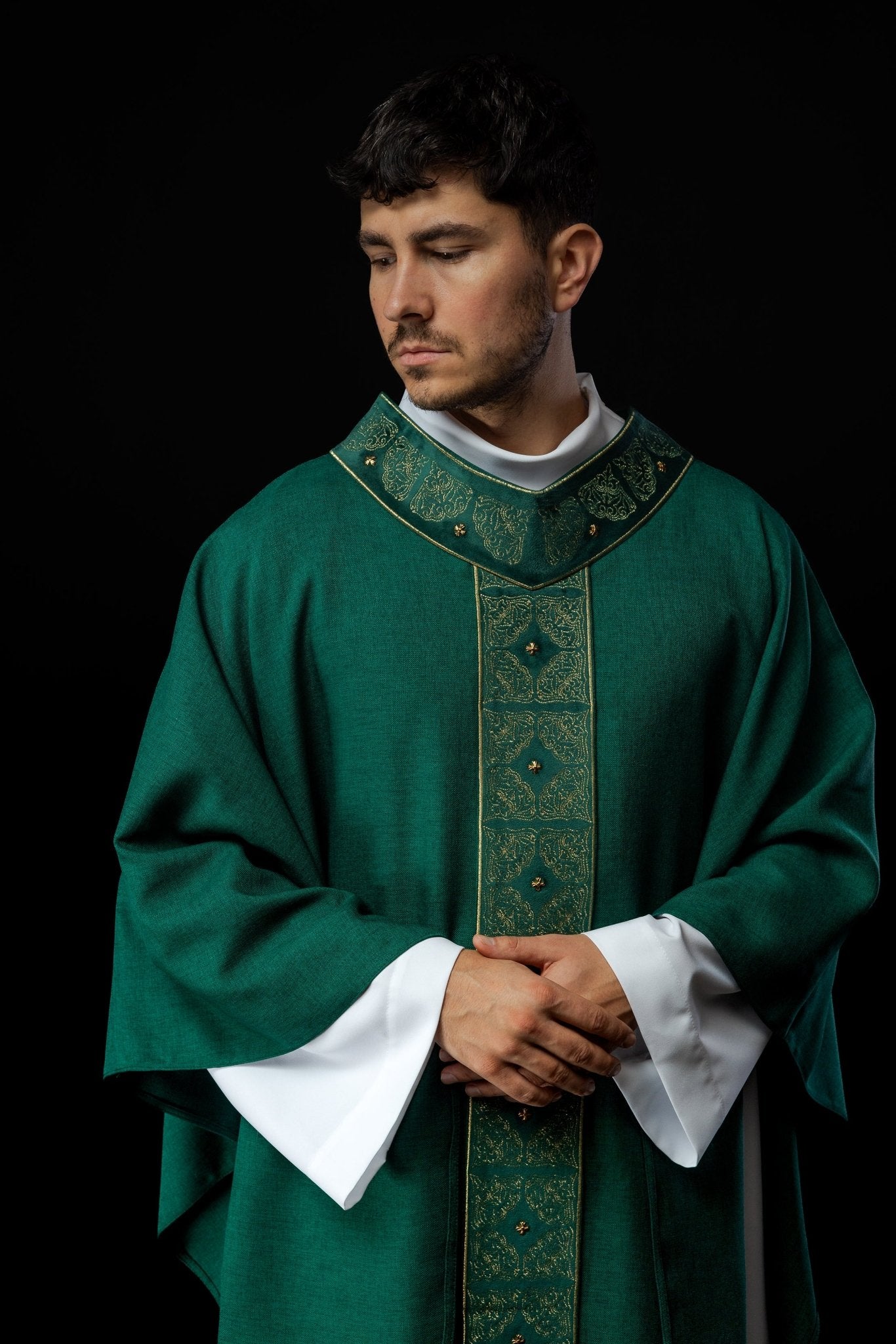 Chasuble avec ceinture et col richement brodés en vert S - 7057 - 01 - 70 - CHASUBLES.FR