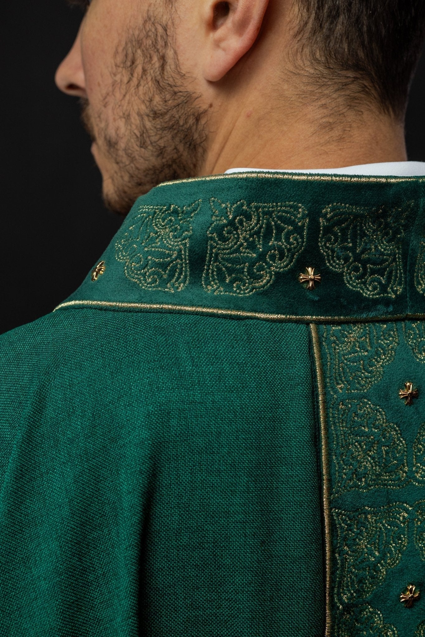 Chasuble avec ceinture et col richement brodés en vert S - 7057 - 01 - 70 - CHASUBLES.FR