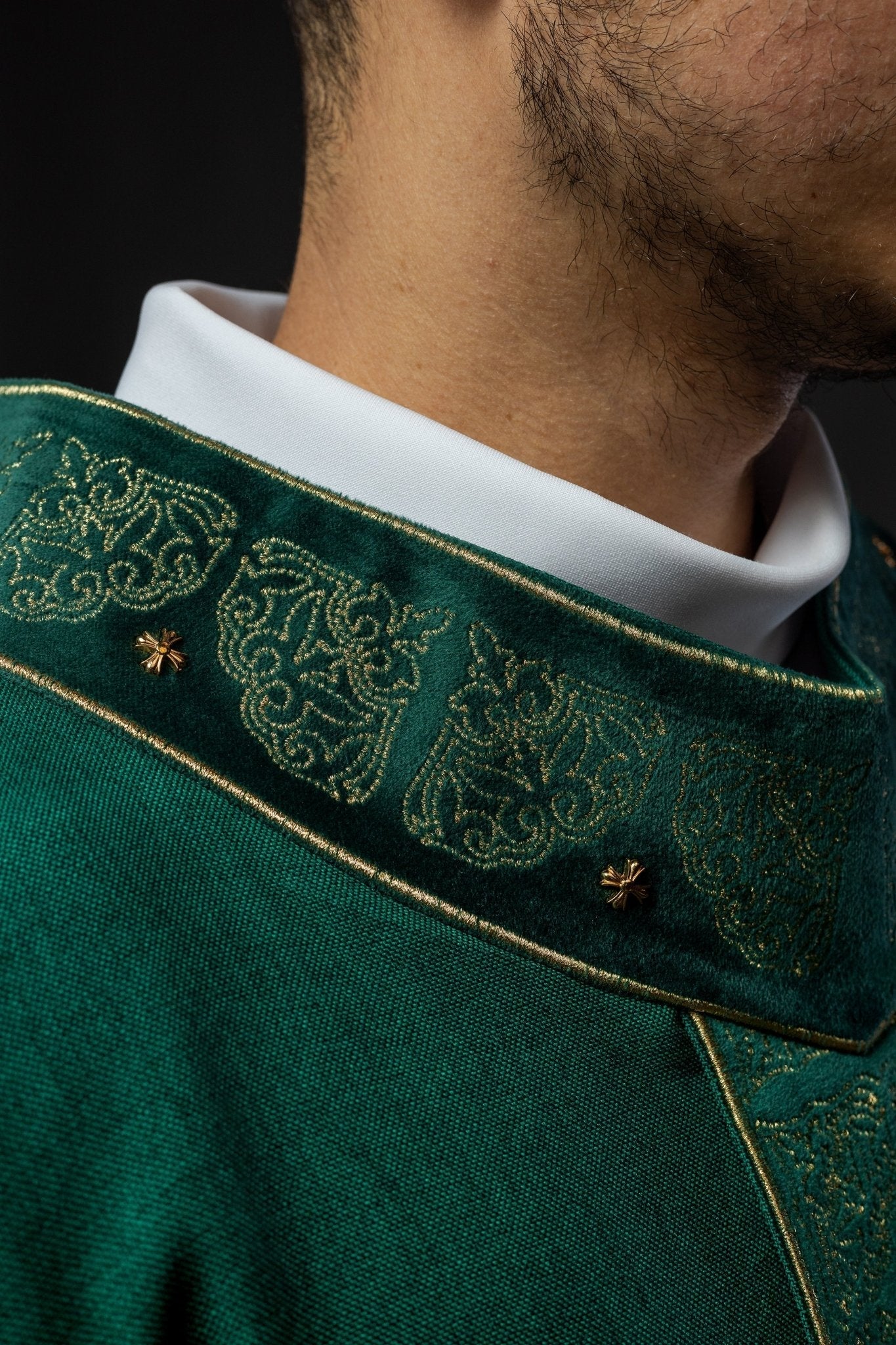 Chasuble avec ceinture et col richement brodés en vert S - 7057 - 01 - 70 - CHASUBLES.FR